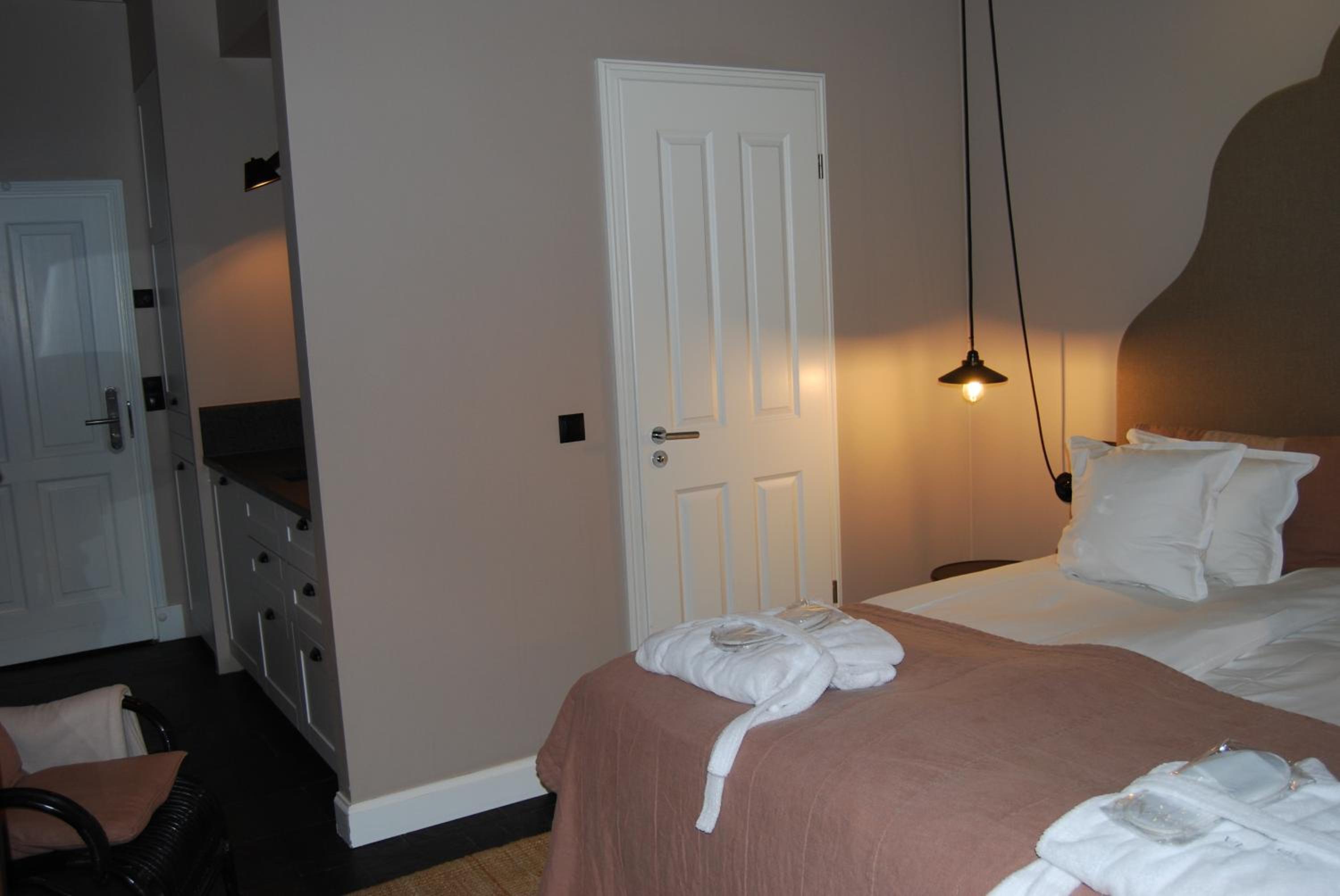 Deluxe King Room thumbnail 5