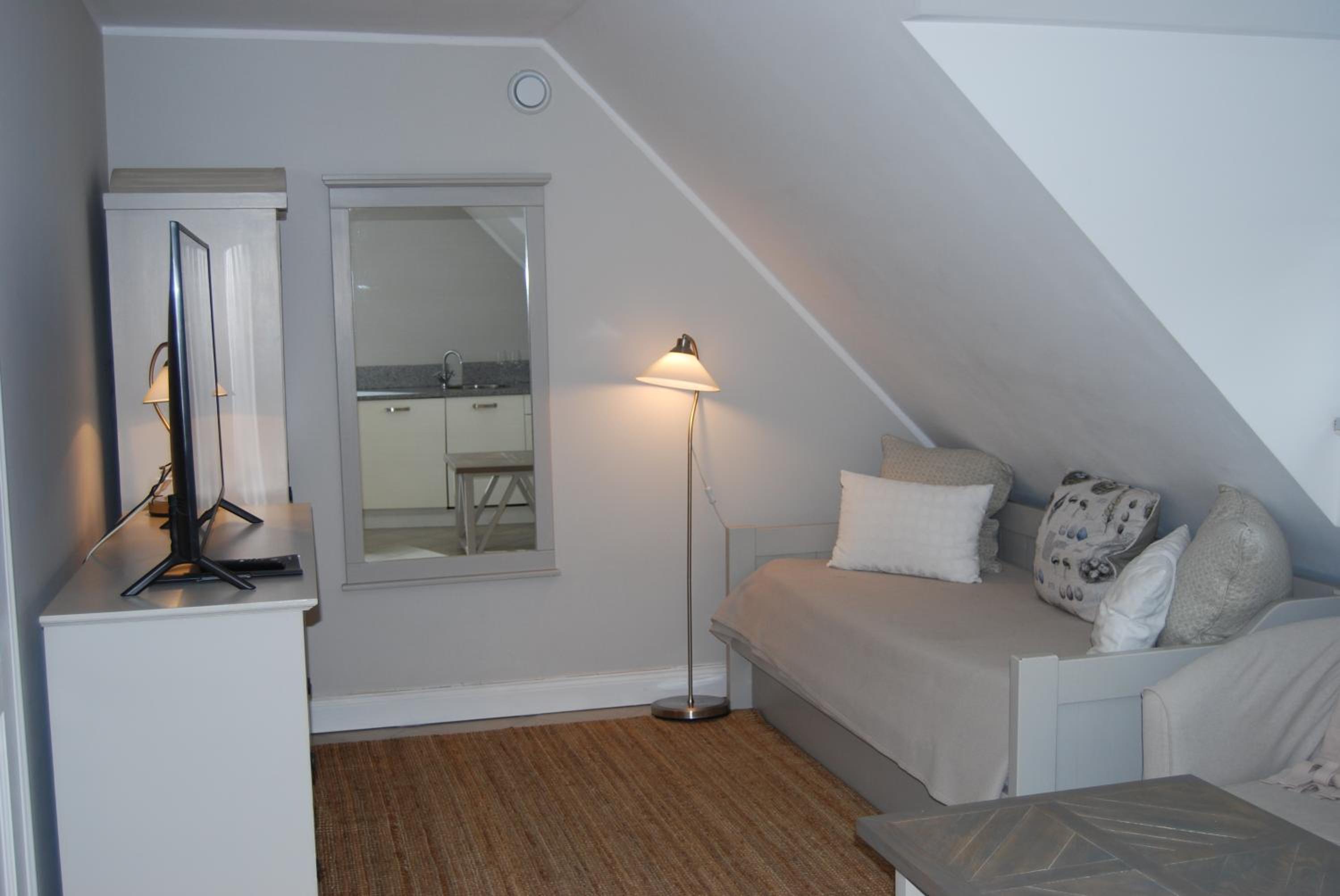 Small Double Room thumbnail 5
