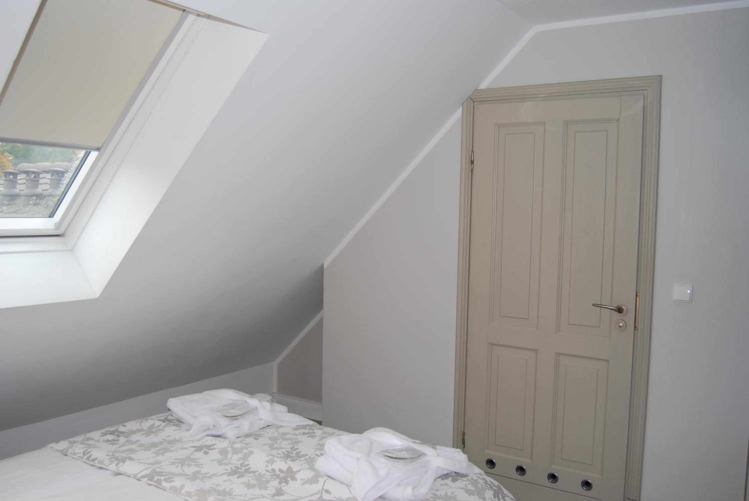 Small Double Room thumbnail 6