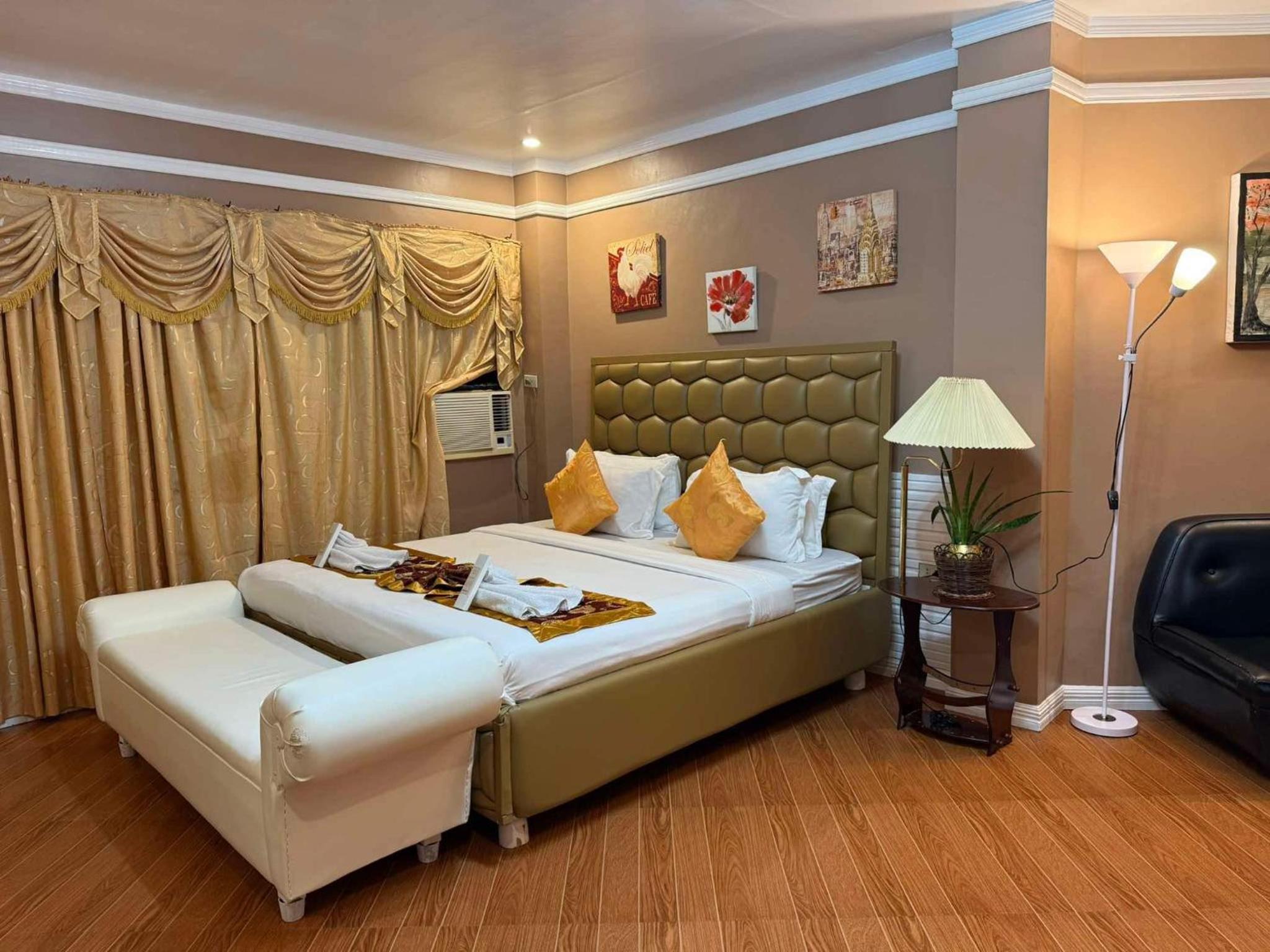 Deluxe Queen Room