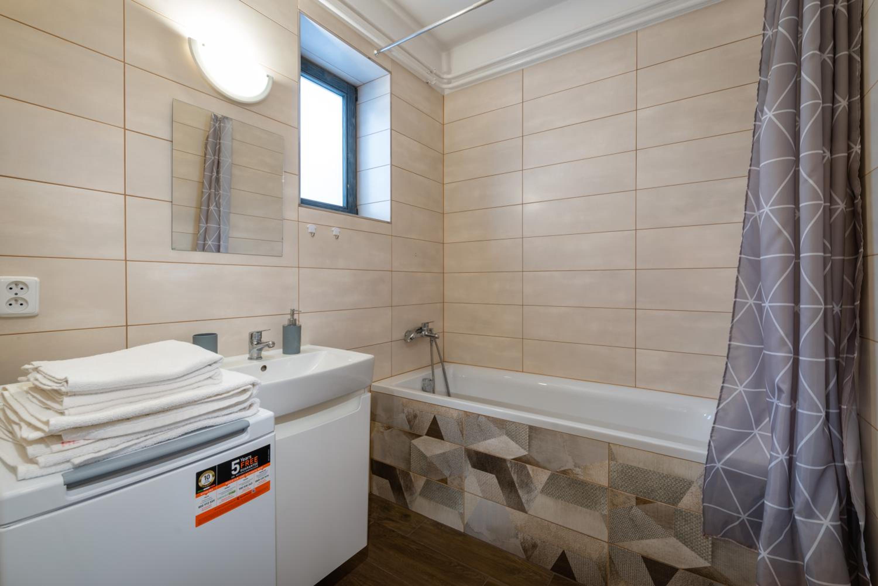 Apartment with Terrace - Photo 4