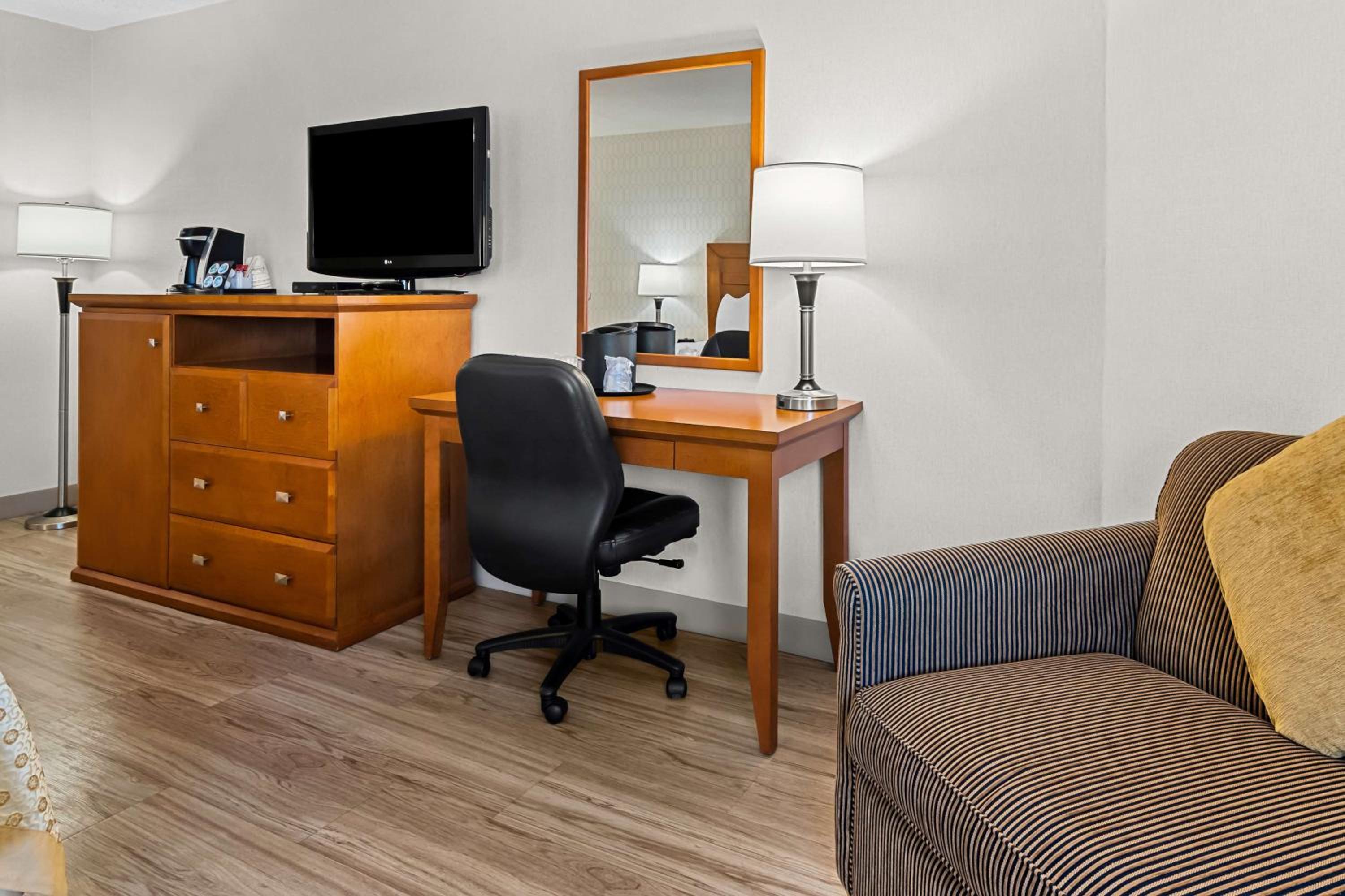 King Room with Bath Tub and Sofa Bed - Disability Access/Non-Smoking - Photo 2