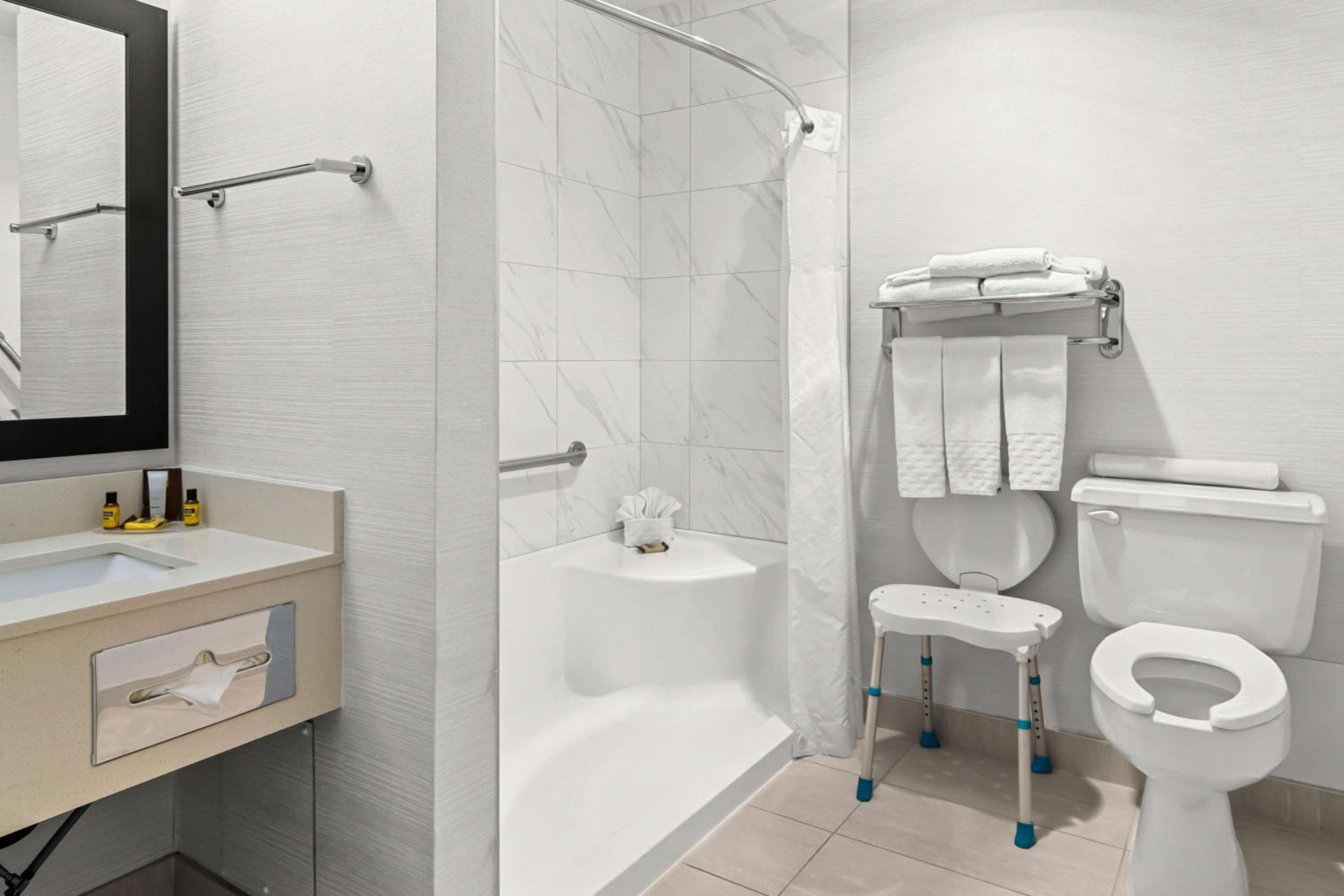 King Room with Bath Tub and Sofa Bed - Disability Access/Non-Smoking - Photo 4