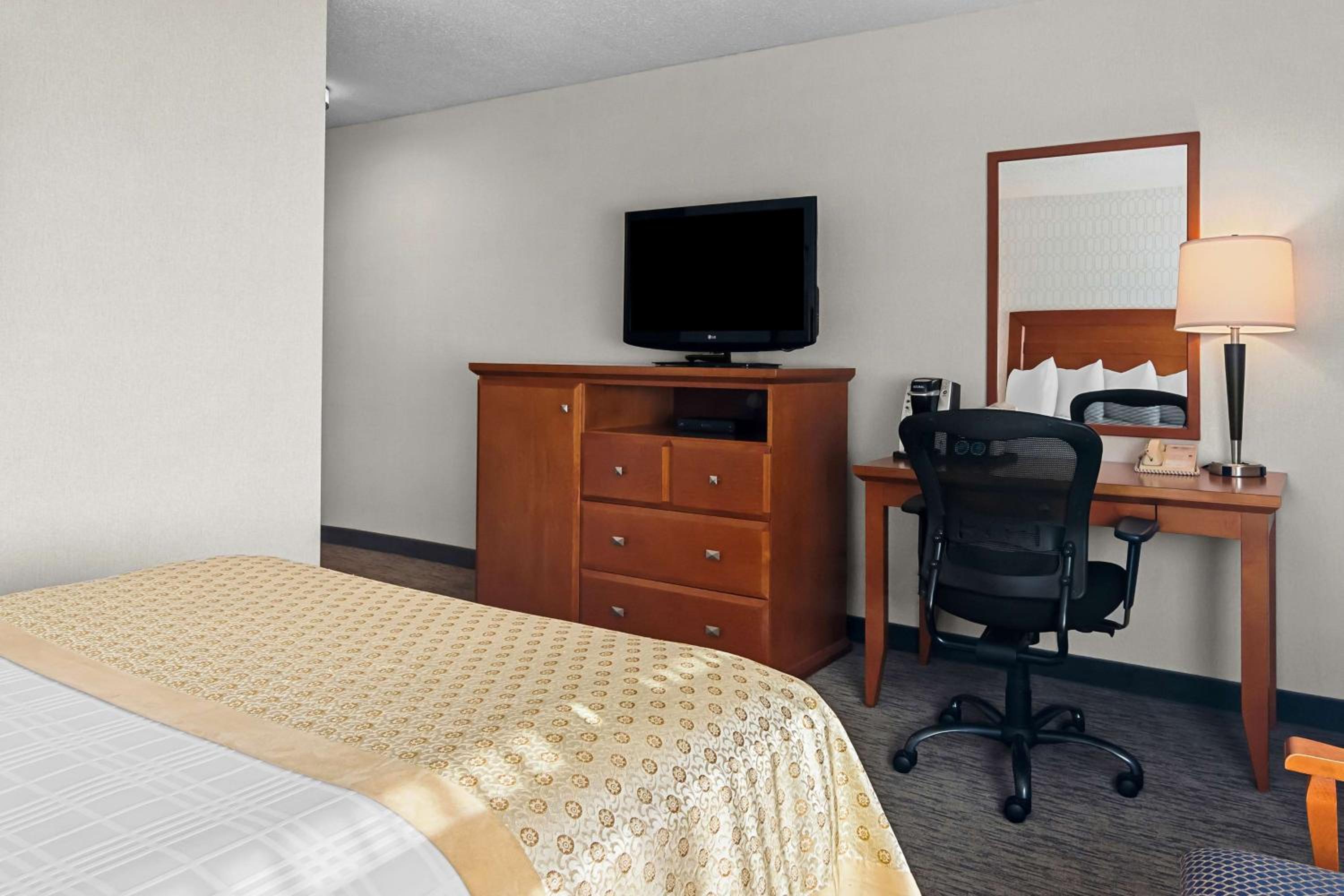 Queen Suite with Two Queen Beds photo 2