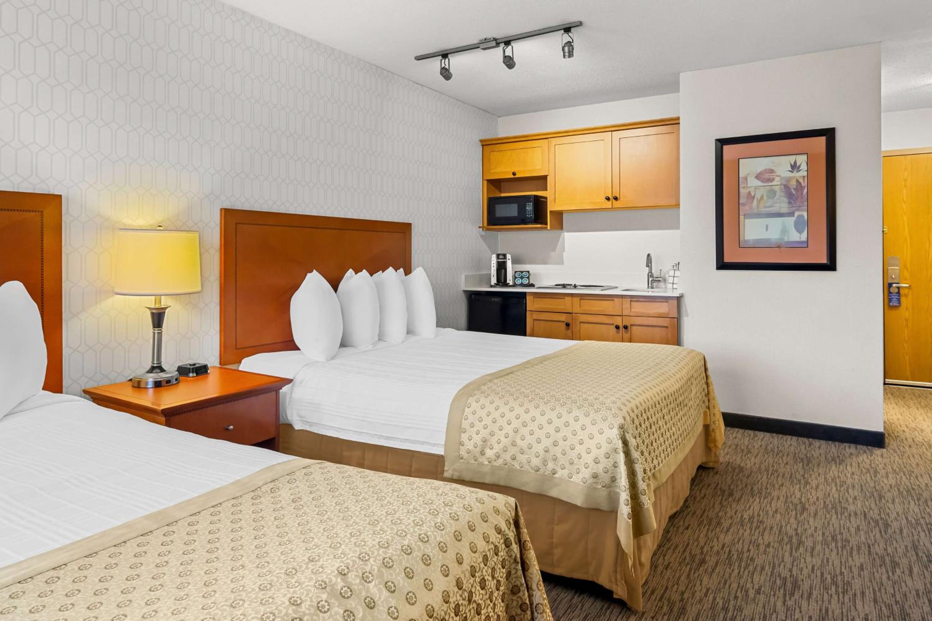 Queen Room with Two Queen Beds and Kitchenette - No Pets Allowed/Non-Smoking - Photo 1