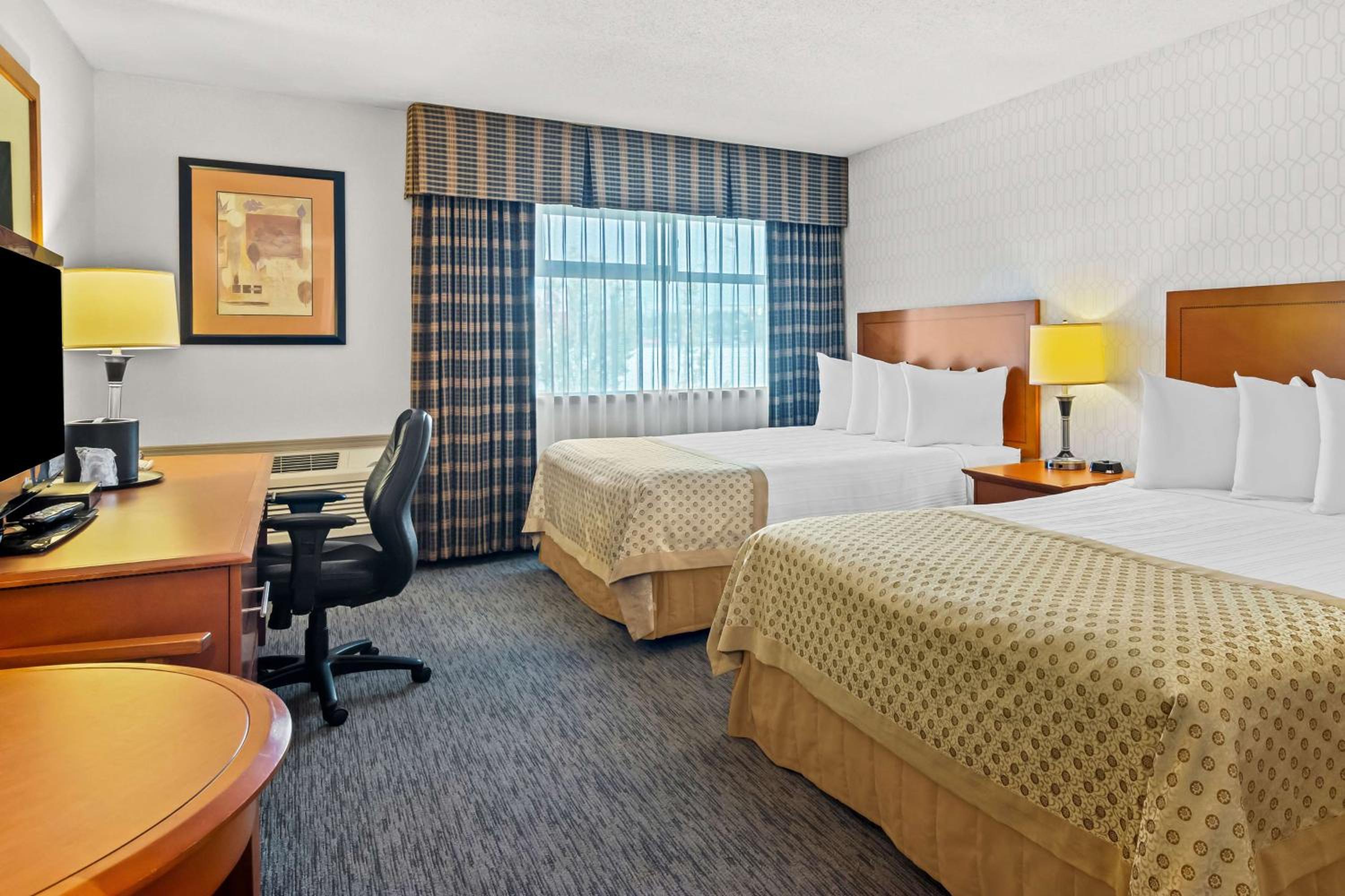 Queen Room with Two Queen Beds and Kitchenette - No Pets Allowed/Non-Smoking - Photo 2