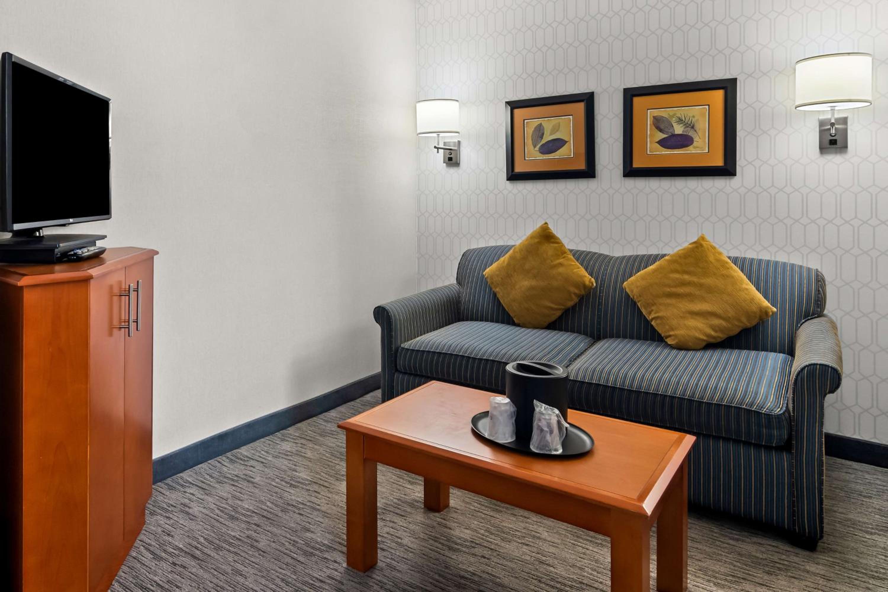 Queen Suite with Sofa Bed - No Pets Allowed/Non-Smoking - Photo 3