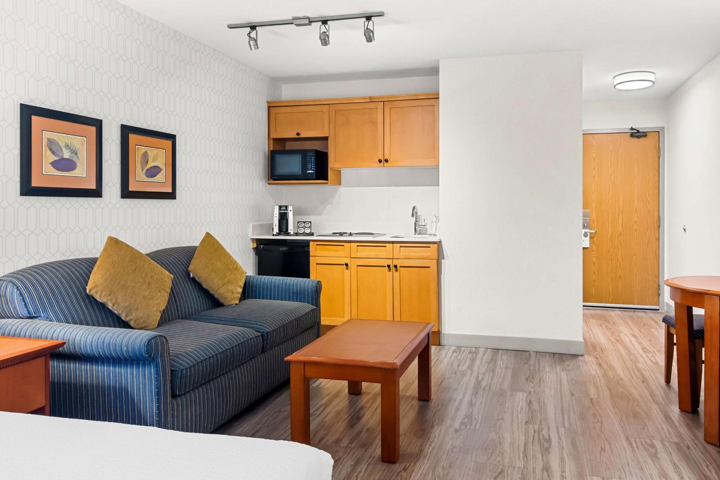 Queen Room with Sofa Bed and Kitchenette - Pet Friendly/Non-Smoking - Photo 2
