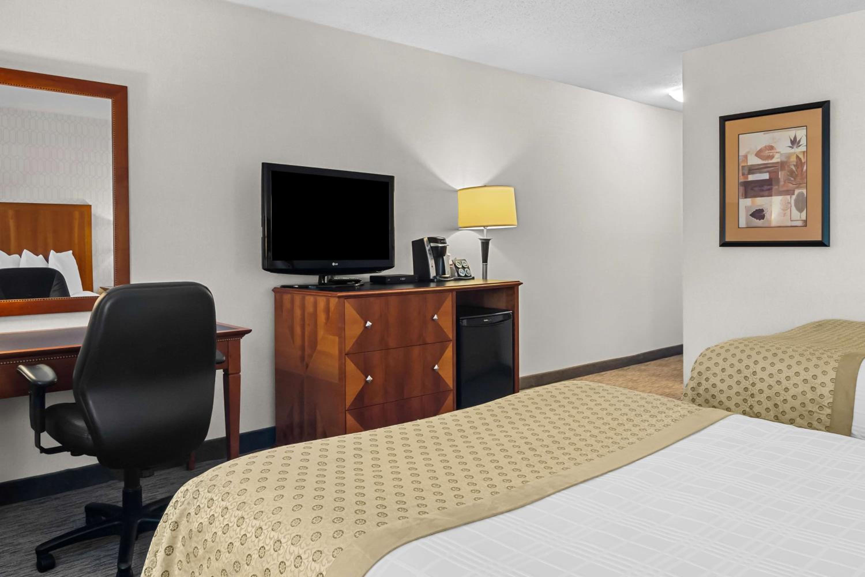 Queen Room with Two Queen Beds - Non-Smoking - Photo 6