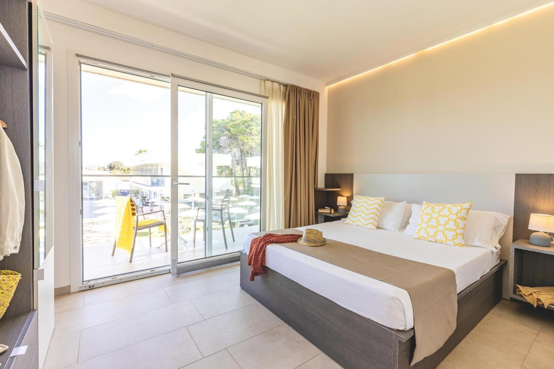 Deluxe Triple Room with Sea View