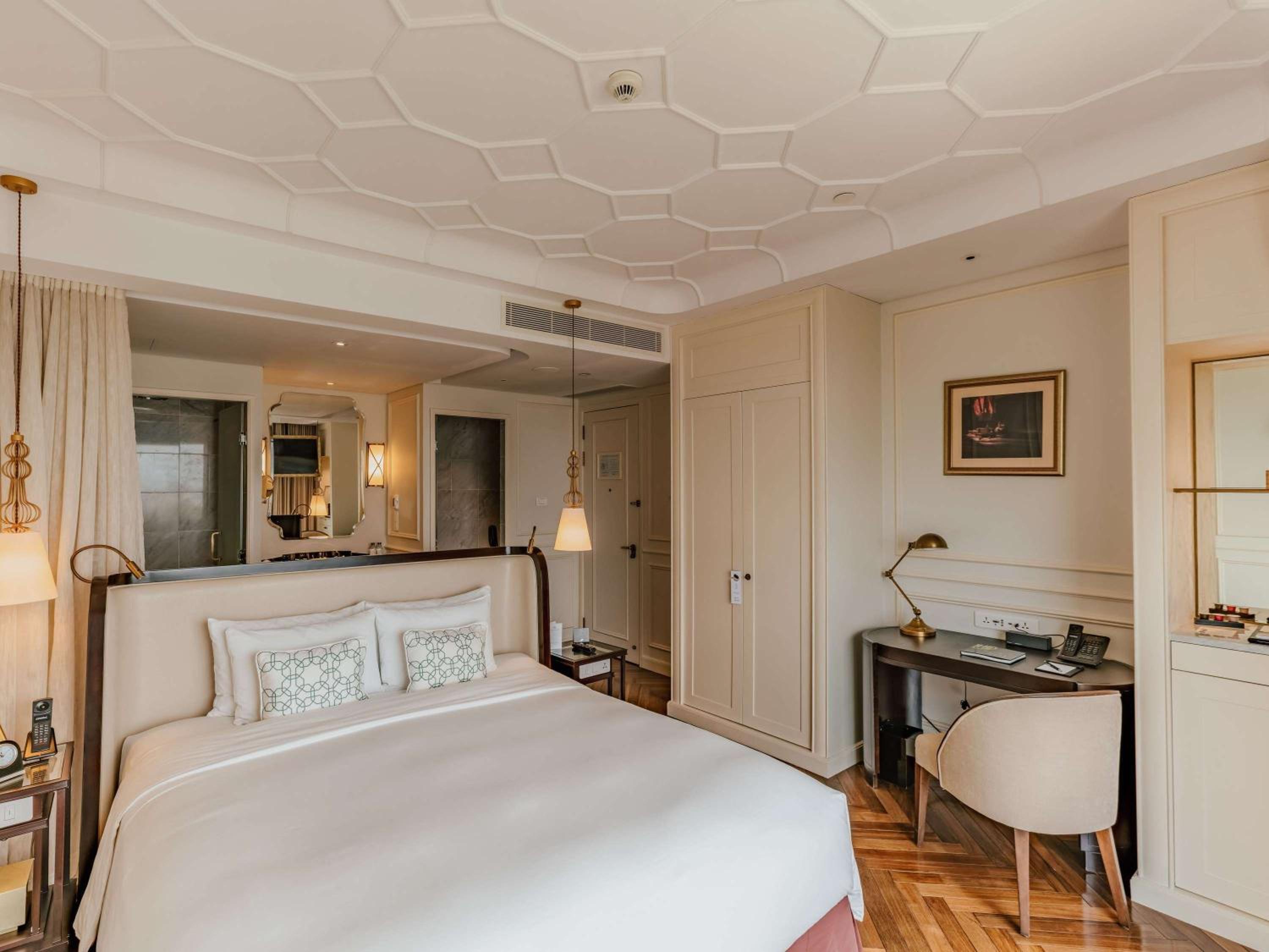 Sky Executive Grand Deluxe Room, 1 King Size Bed, High Floor, Lounge Access. photo 2