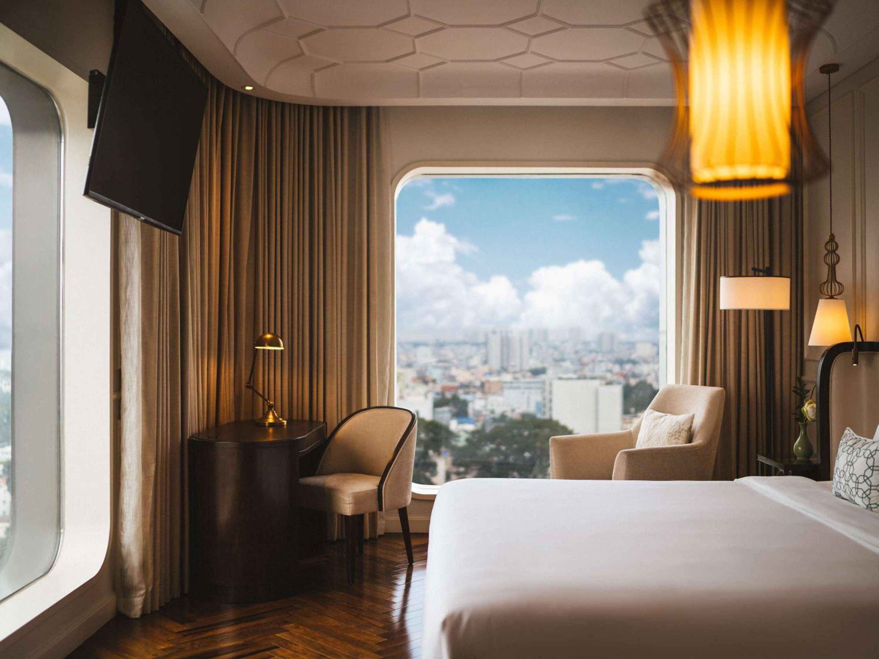 Deluxe Corner Room, 1 King Size Bed, City View photo 3