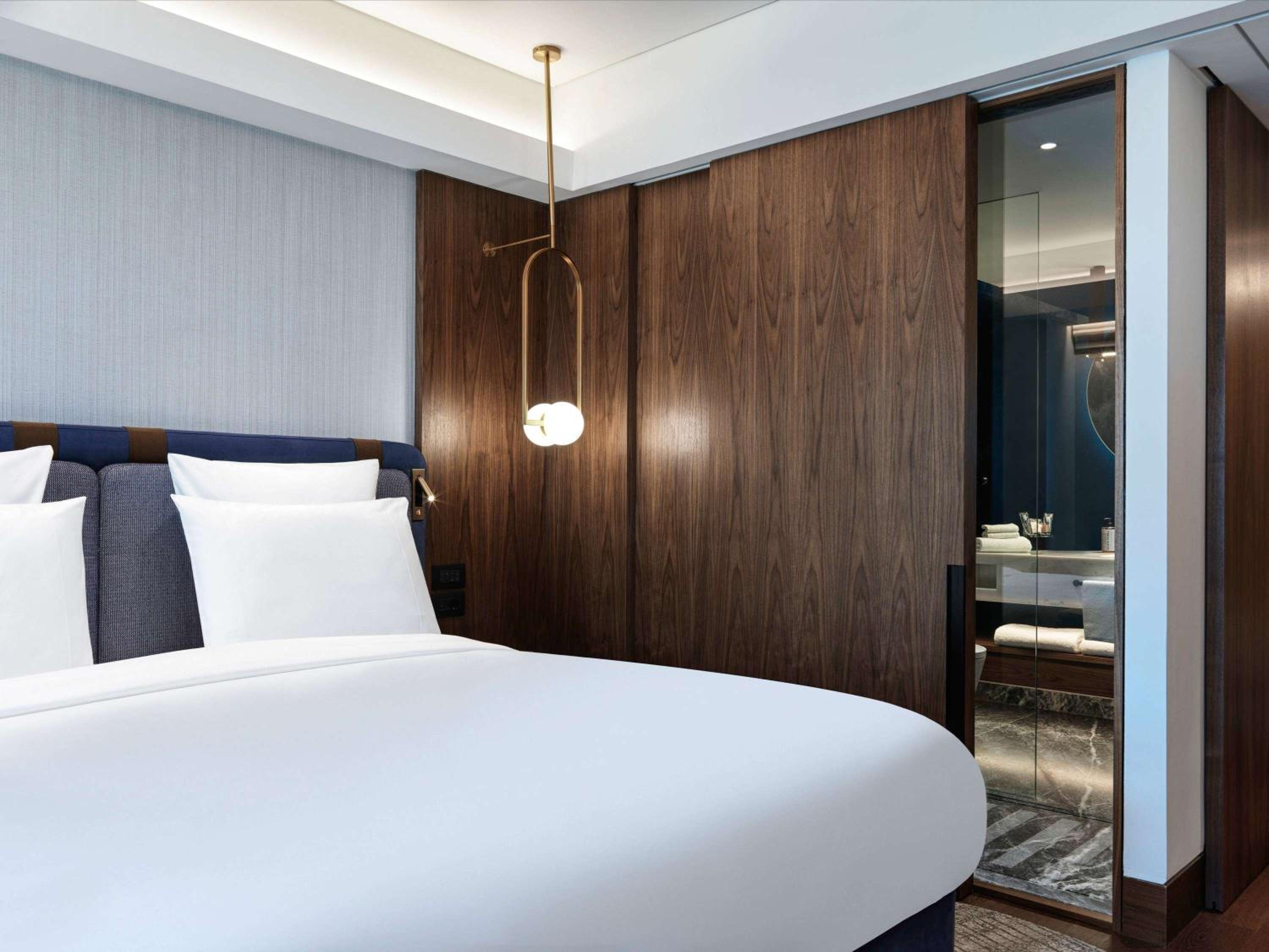 Deluxe King Room with Balcony thumbnail 6