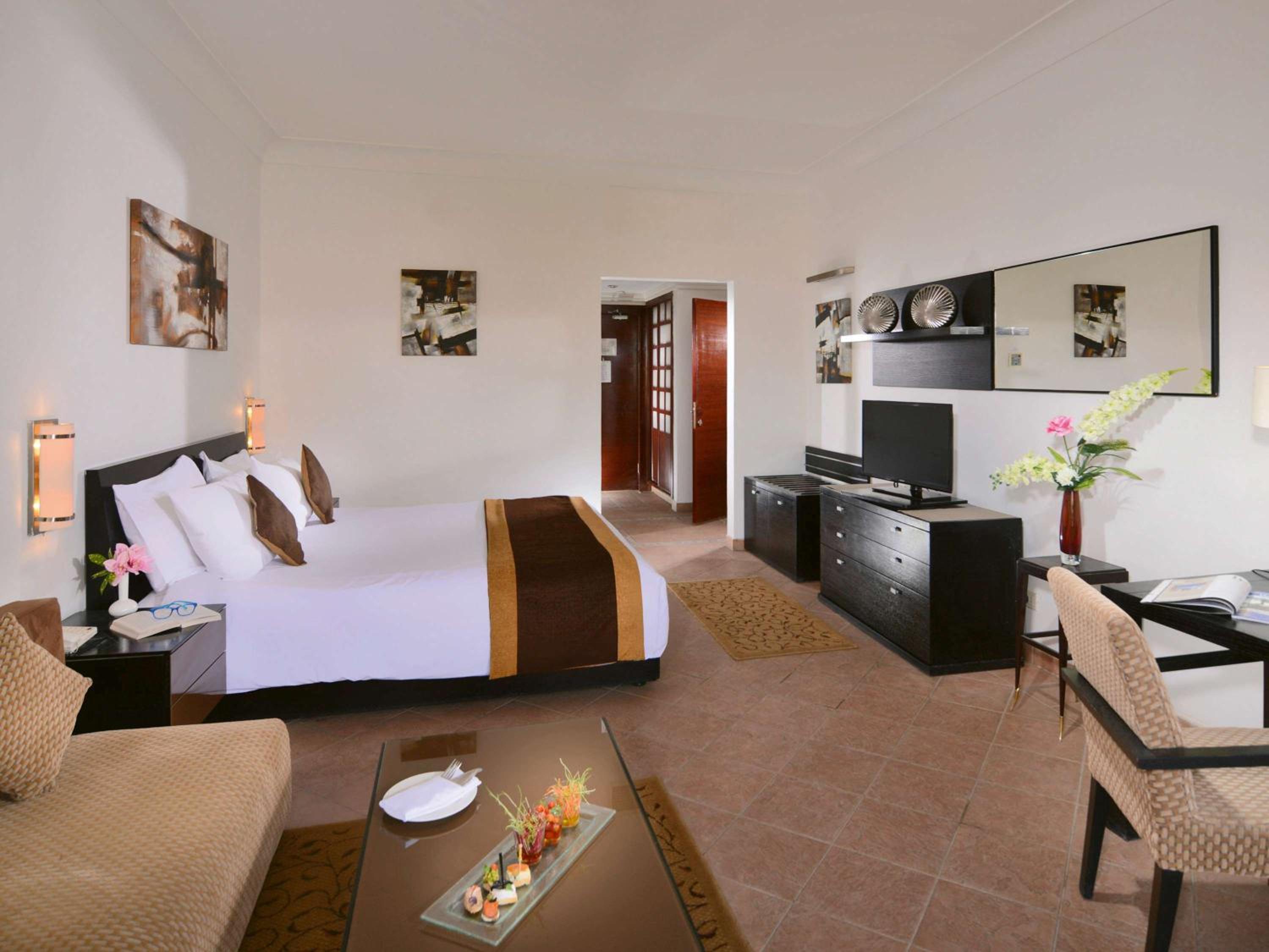 Deluxe King Room with Partial Sea View - Photo 4
