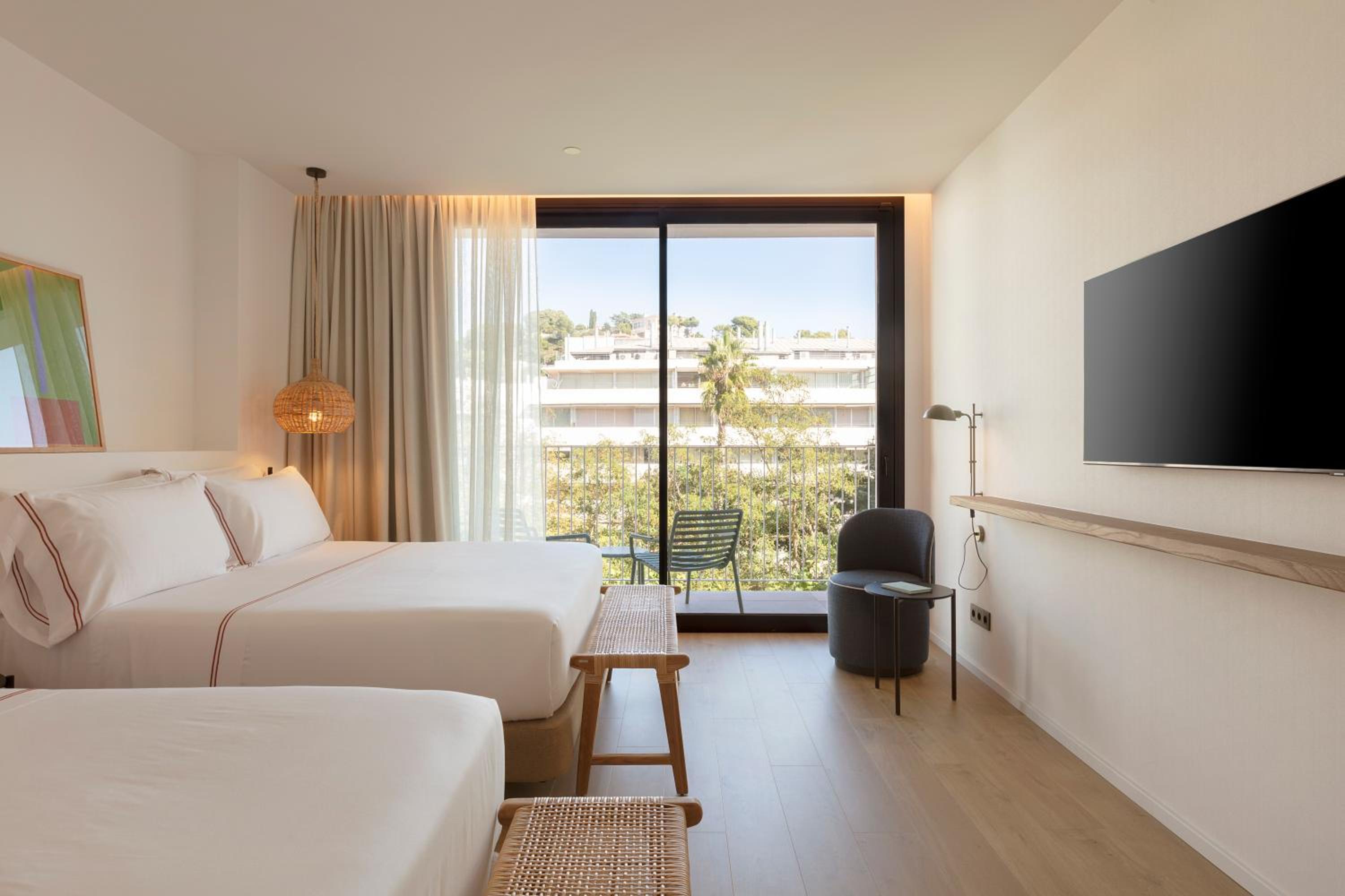 Habitación familiar con vista lateral al mar.