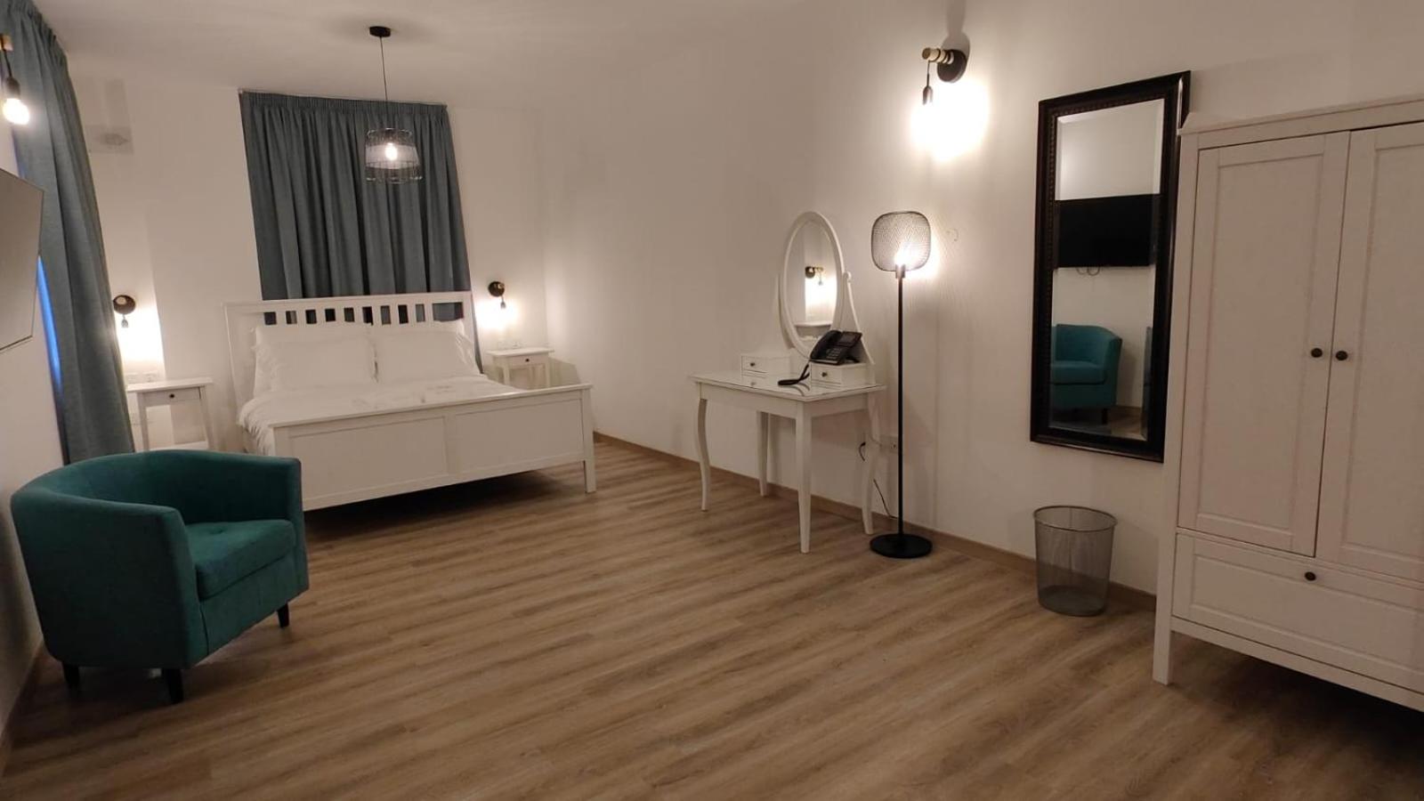 Deluxe Double Room with Shower photo 2