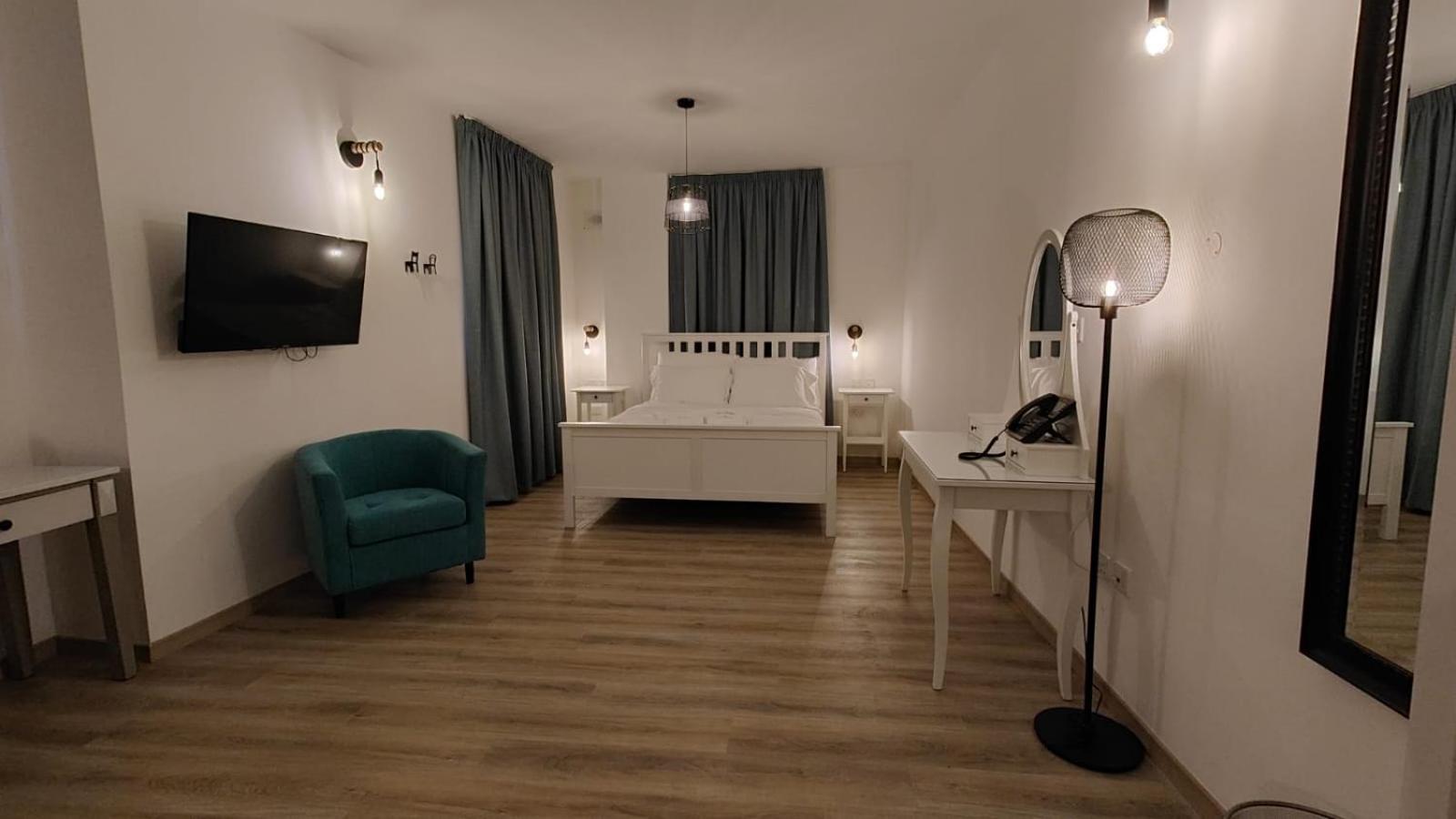Deluxe Double Room with Shower photo 3