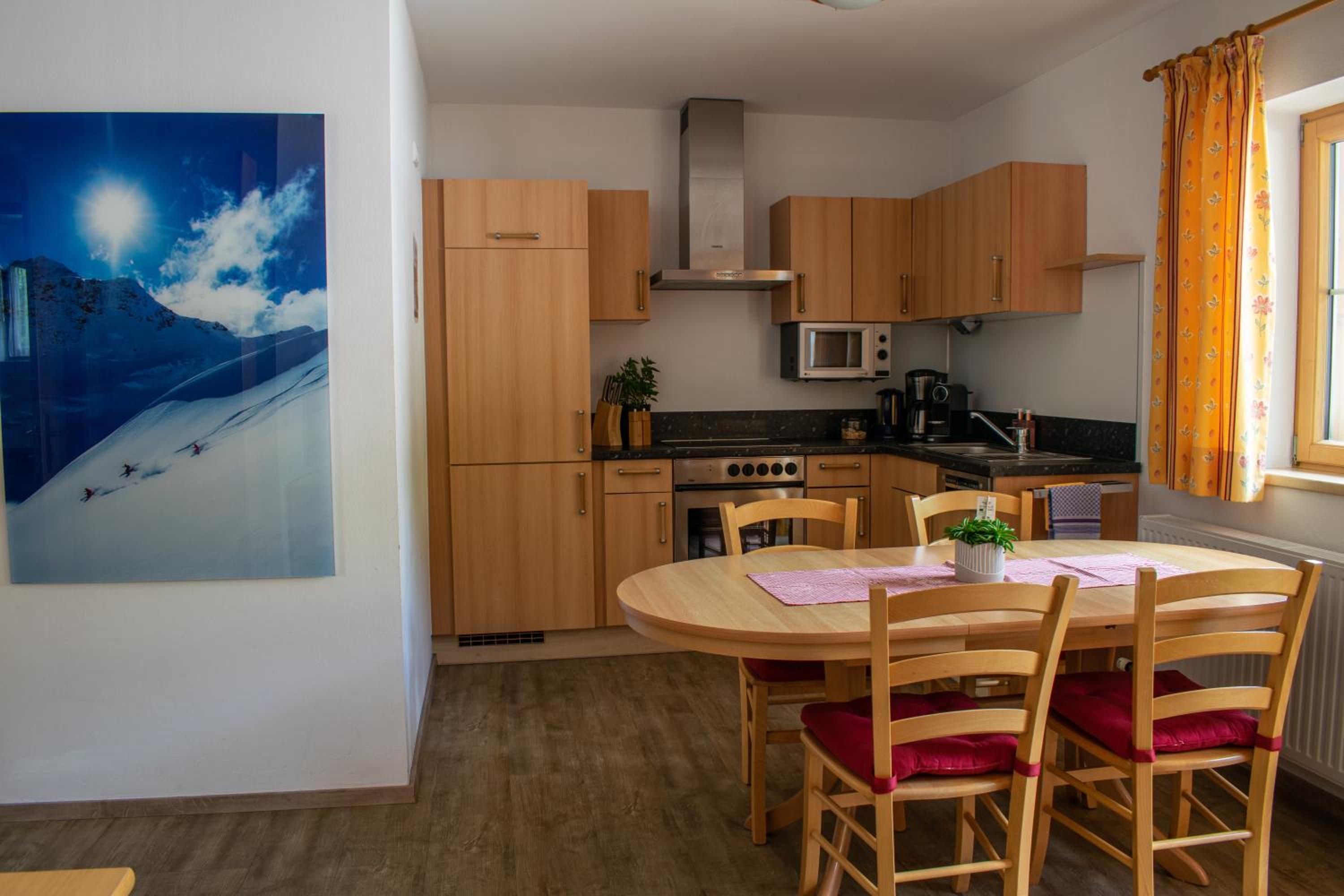 Two-Bedroom Apartment with Mountain View photo 3