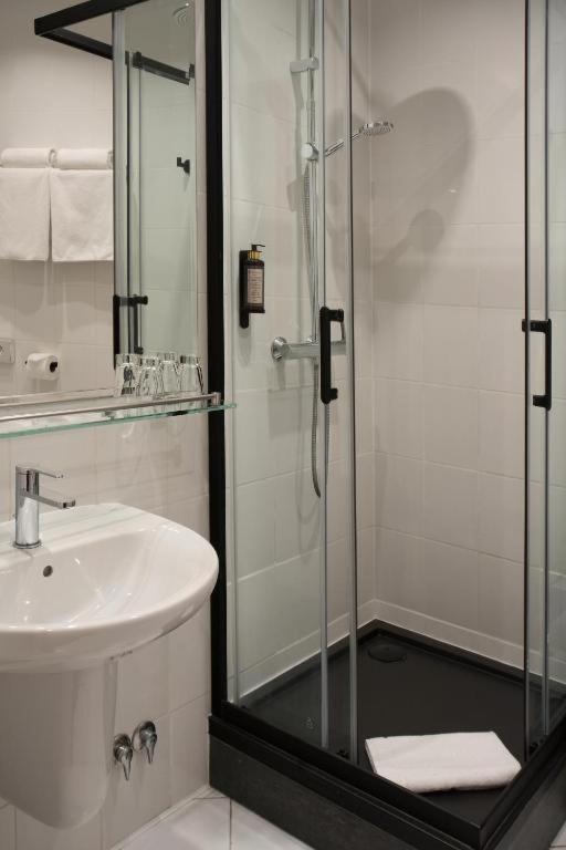 Standard Twin Room - Photo 2
