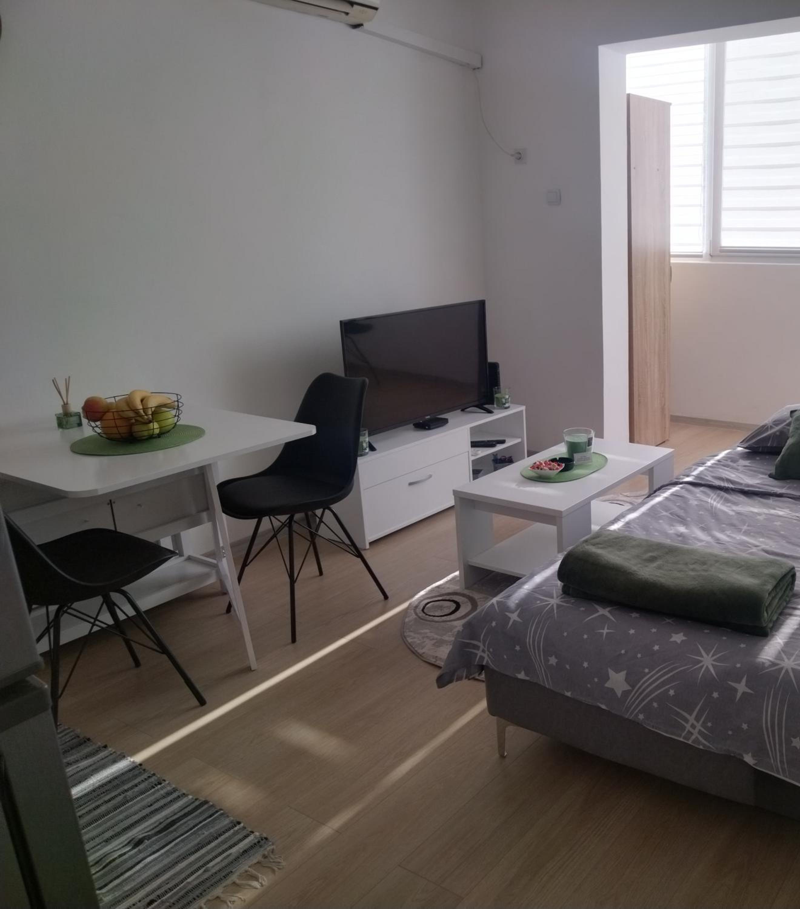 One-Bedroom Apartment photo 1
