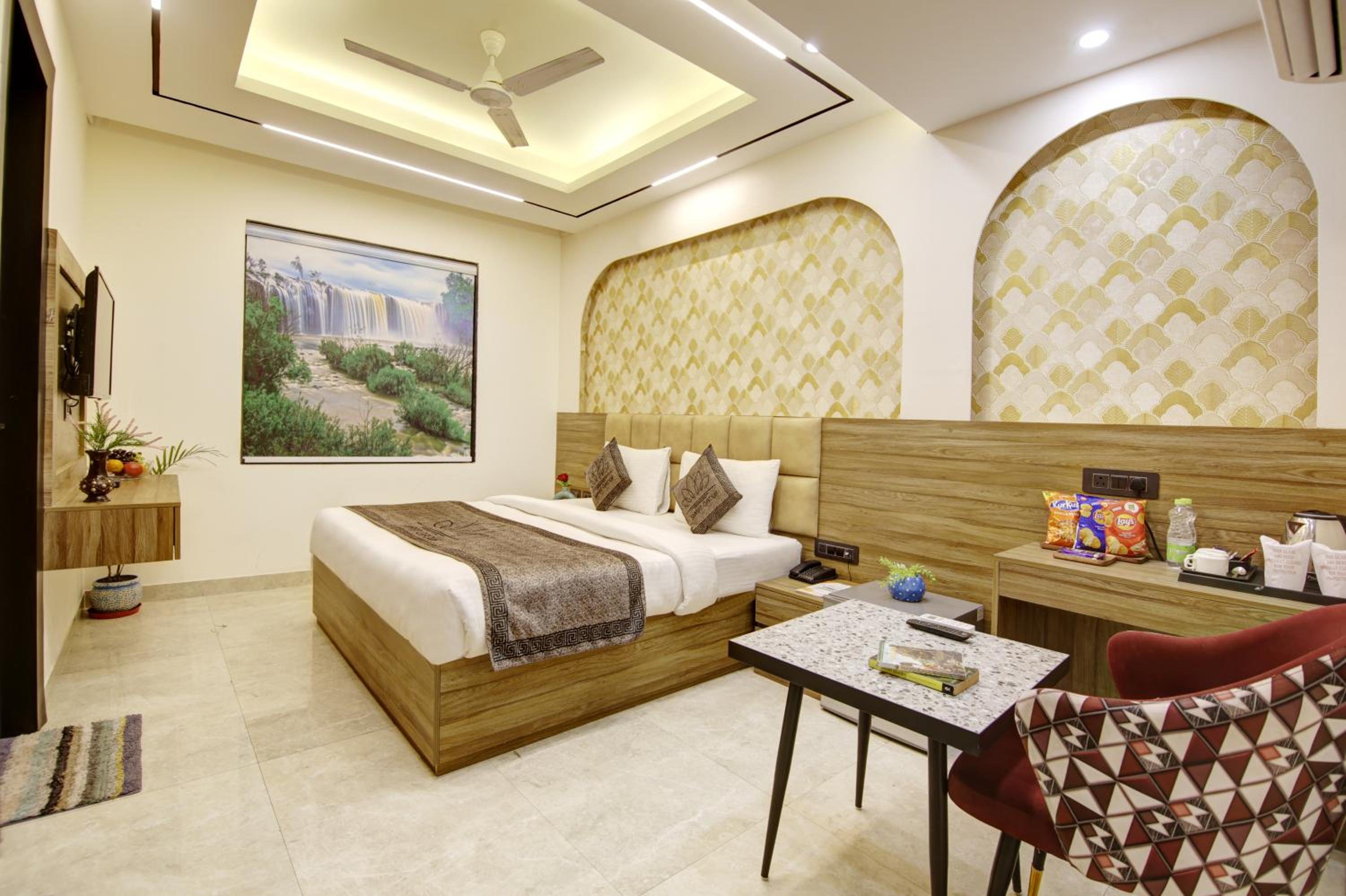 Deluxe King Room photo 2