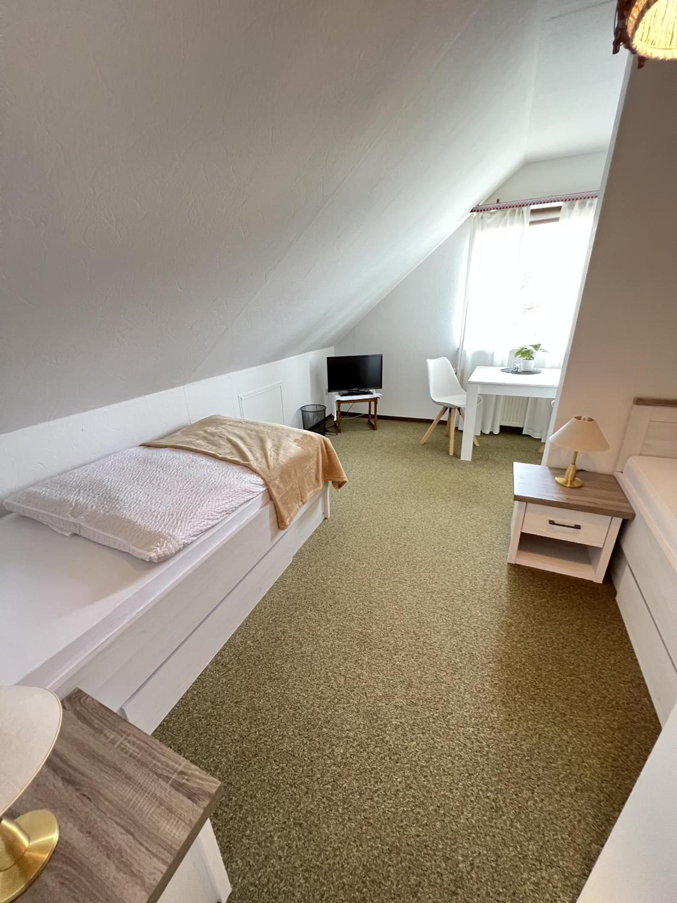 Economy Triple Room photo 3