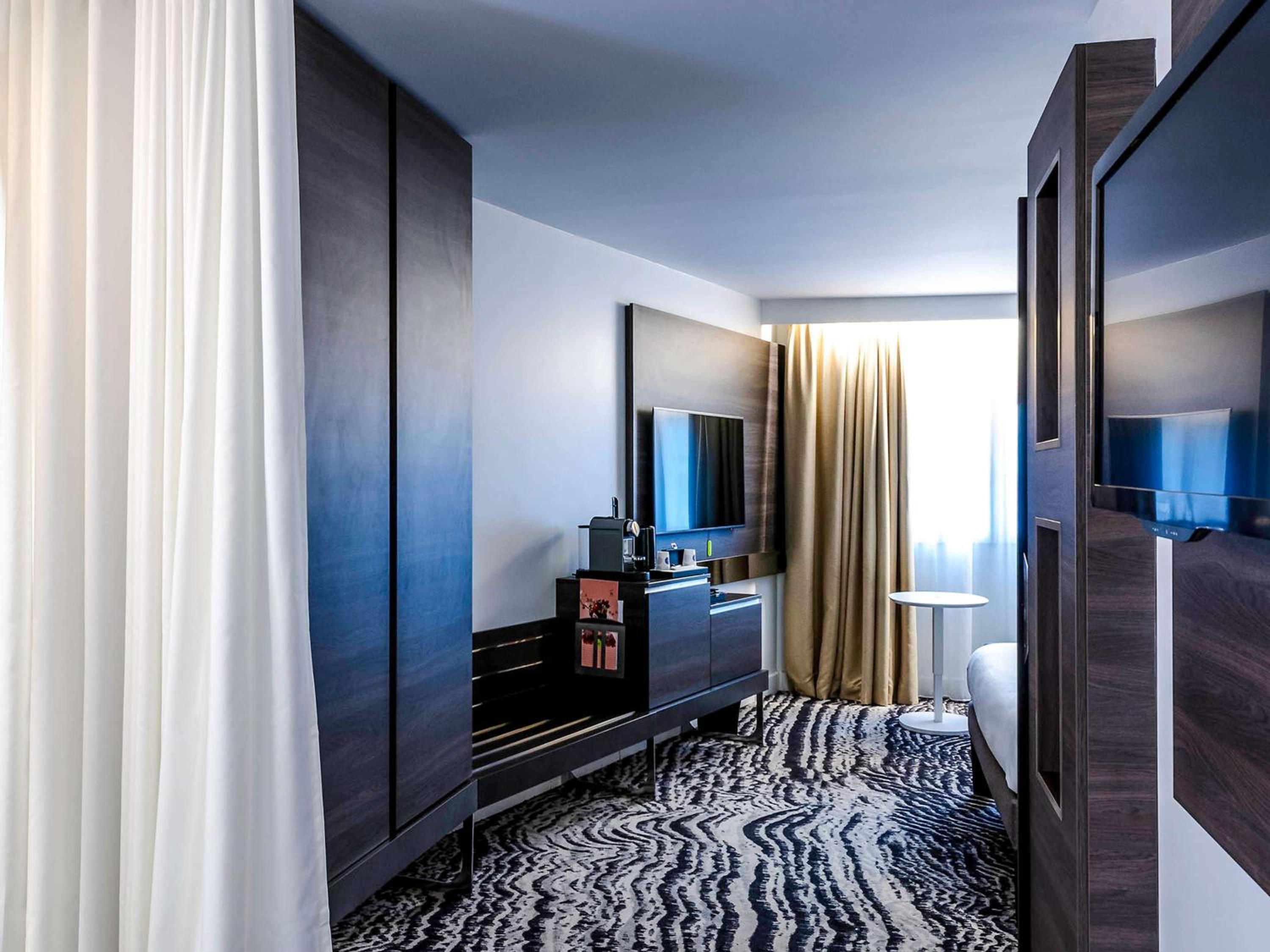 Executive Queen Room with 2-Seater Sofa - Paris View