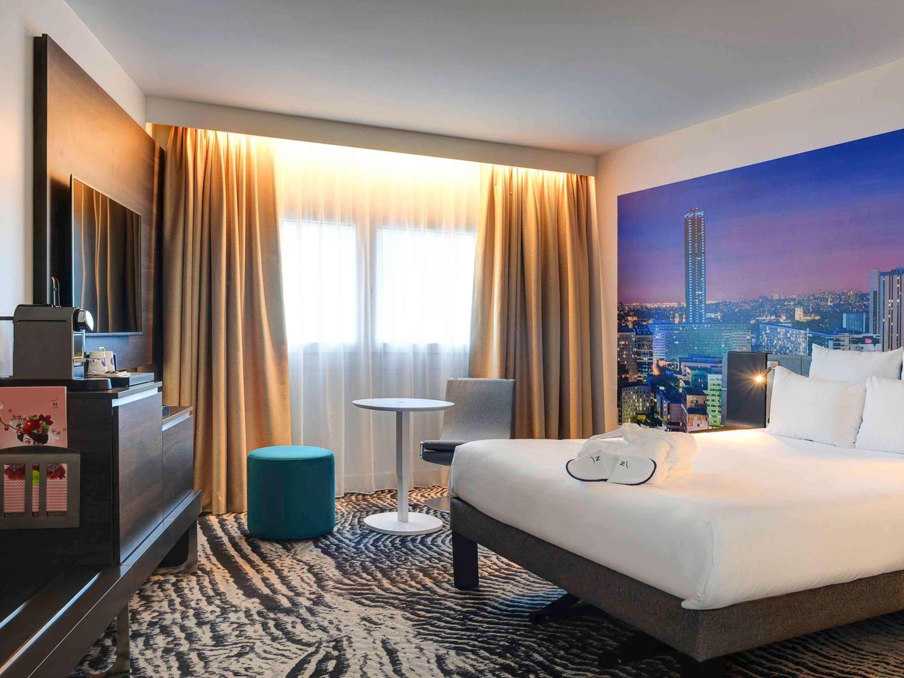 Executive Queen Room with 2-Seater Sofa - Paris View