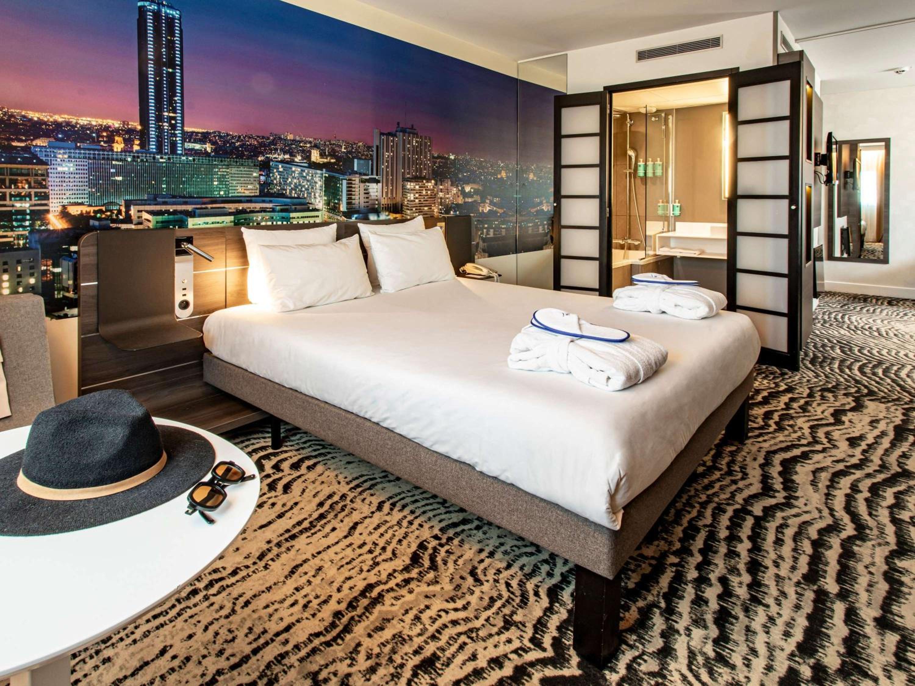 Executive Queen Room with 2-Seater Sofa - Paris View