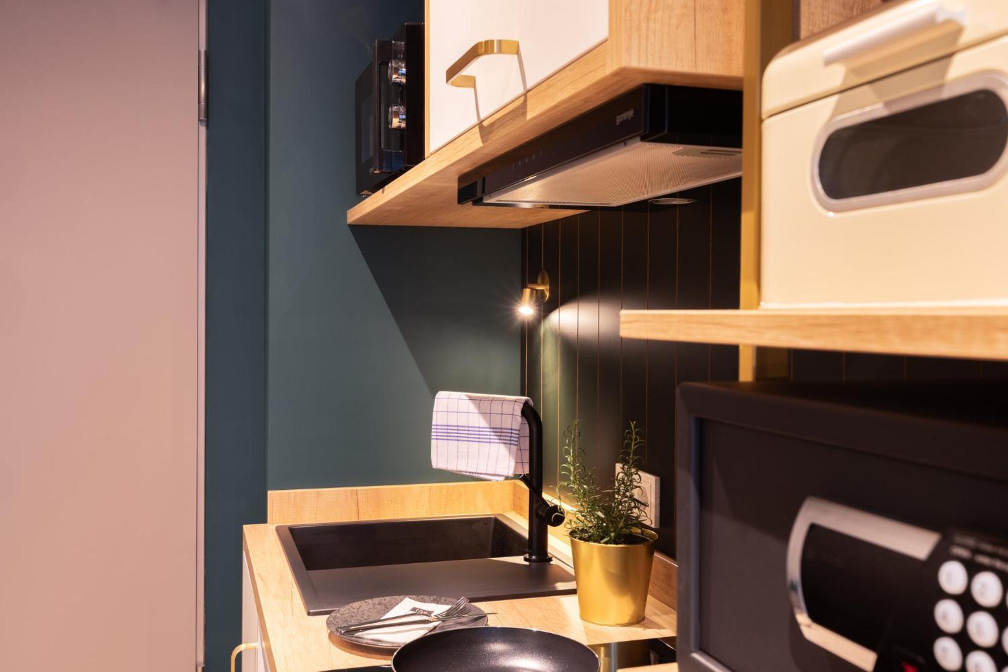 Premium Queen Room with Kitchenette thumbnail 5