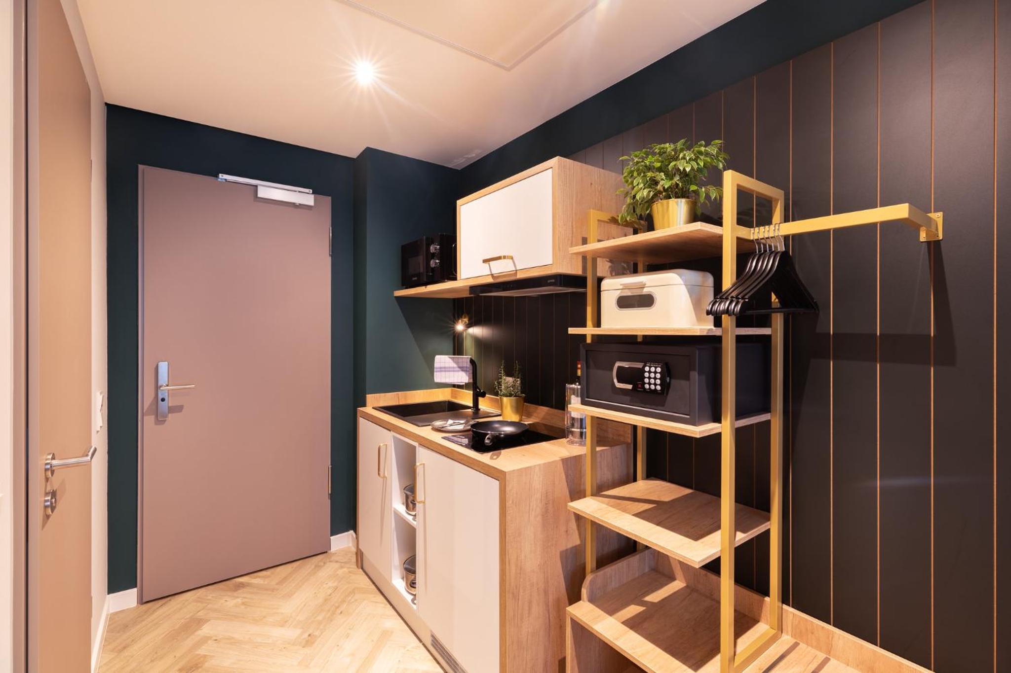 Premium Queen Room with Kitchenette thumbnail 6