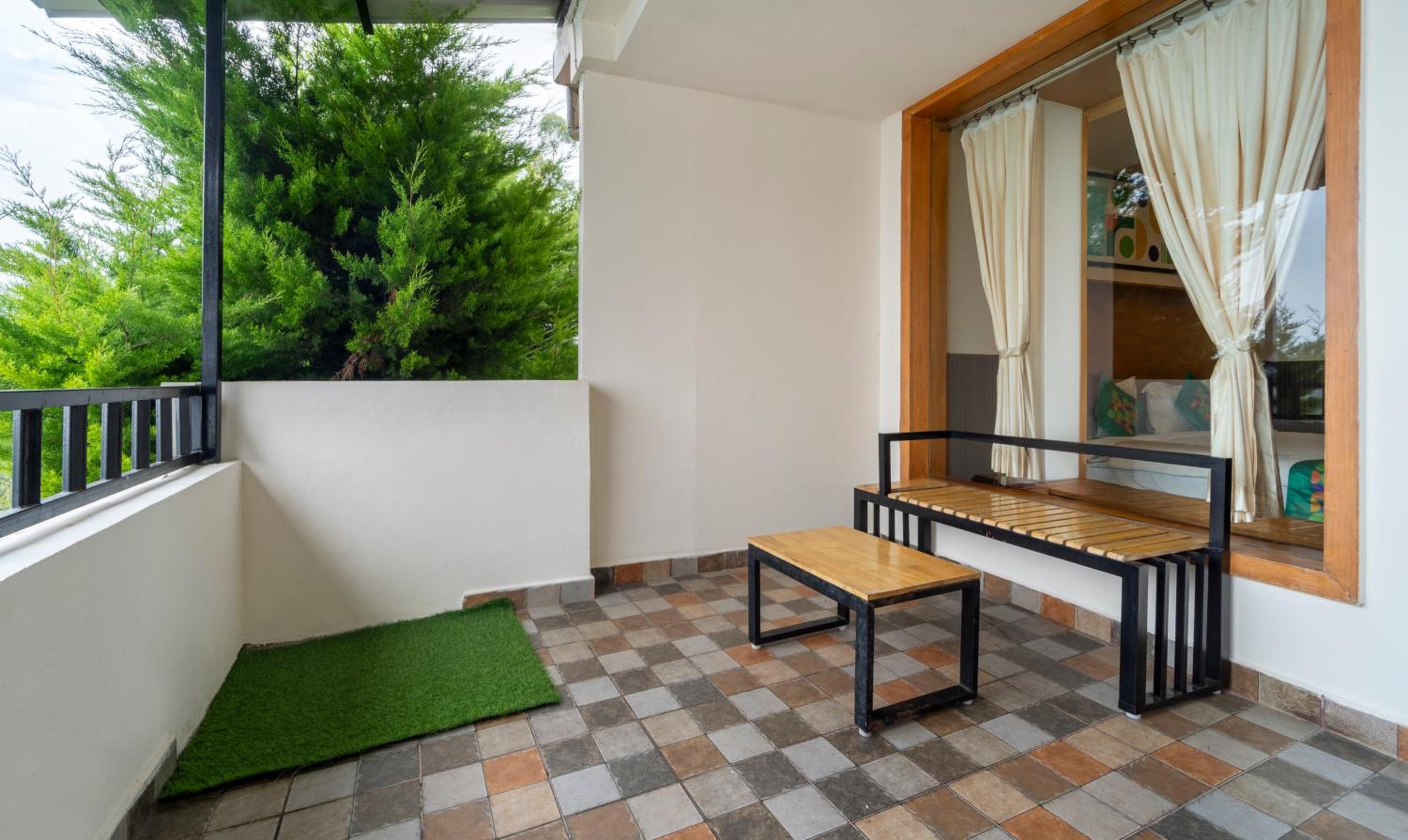 Deluxe Room with Balcony & Mountain View photo 2