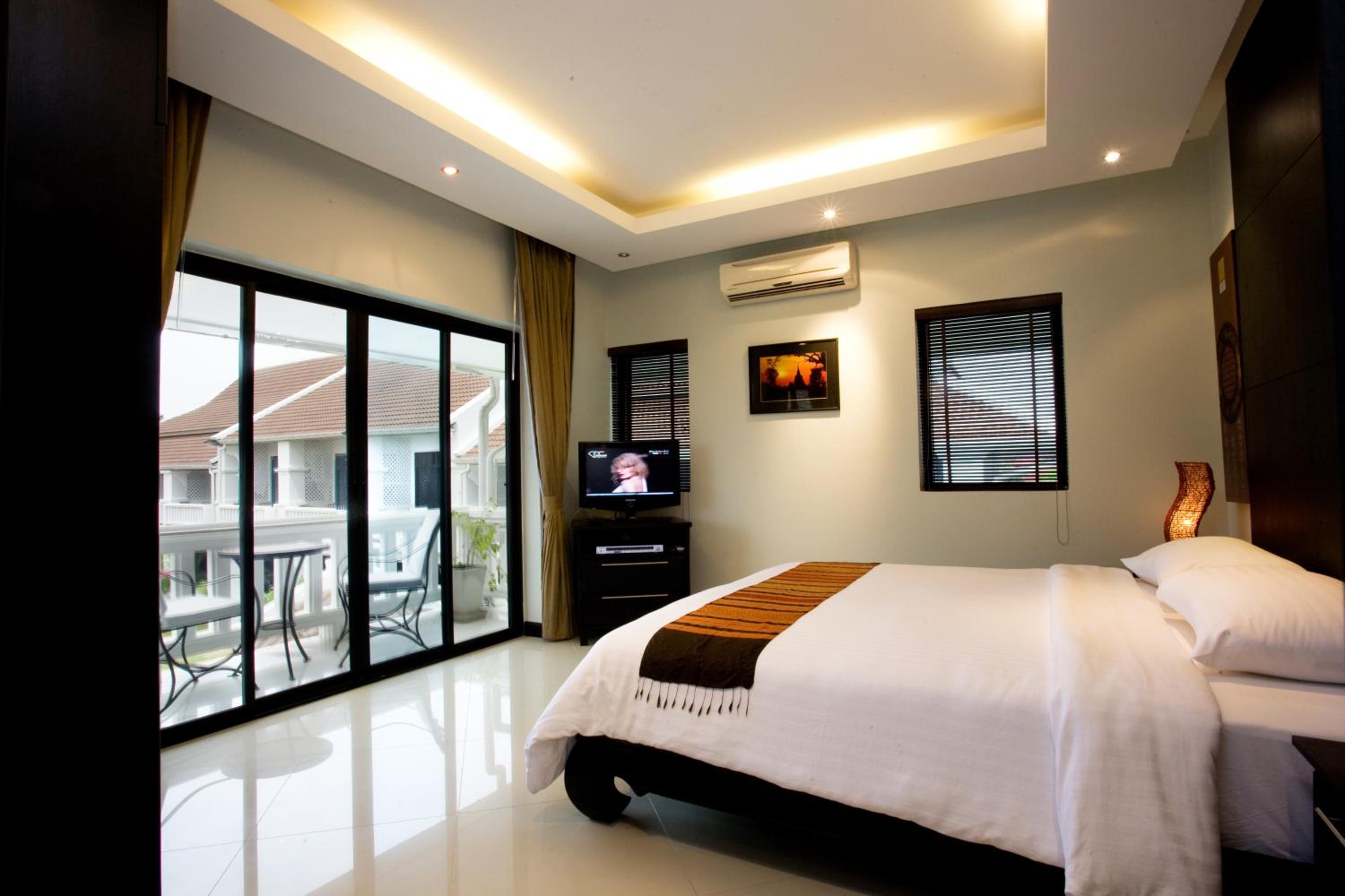 Deluxe One-Bedroom Suite - Photo 7