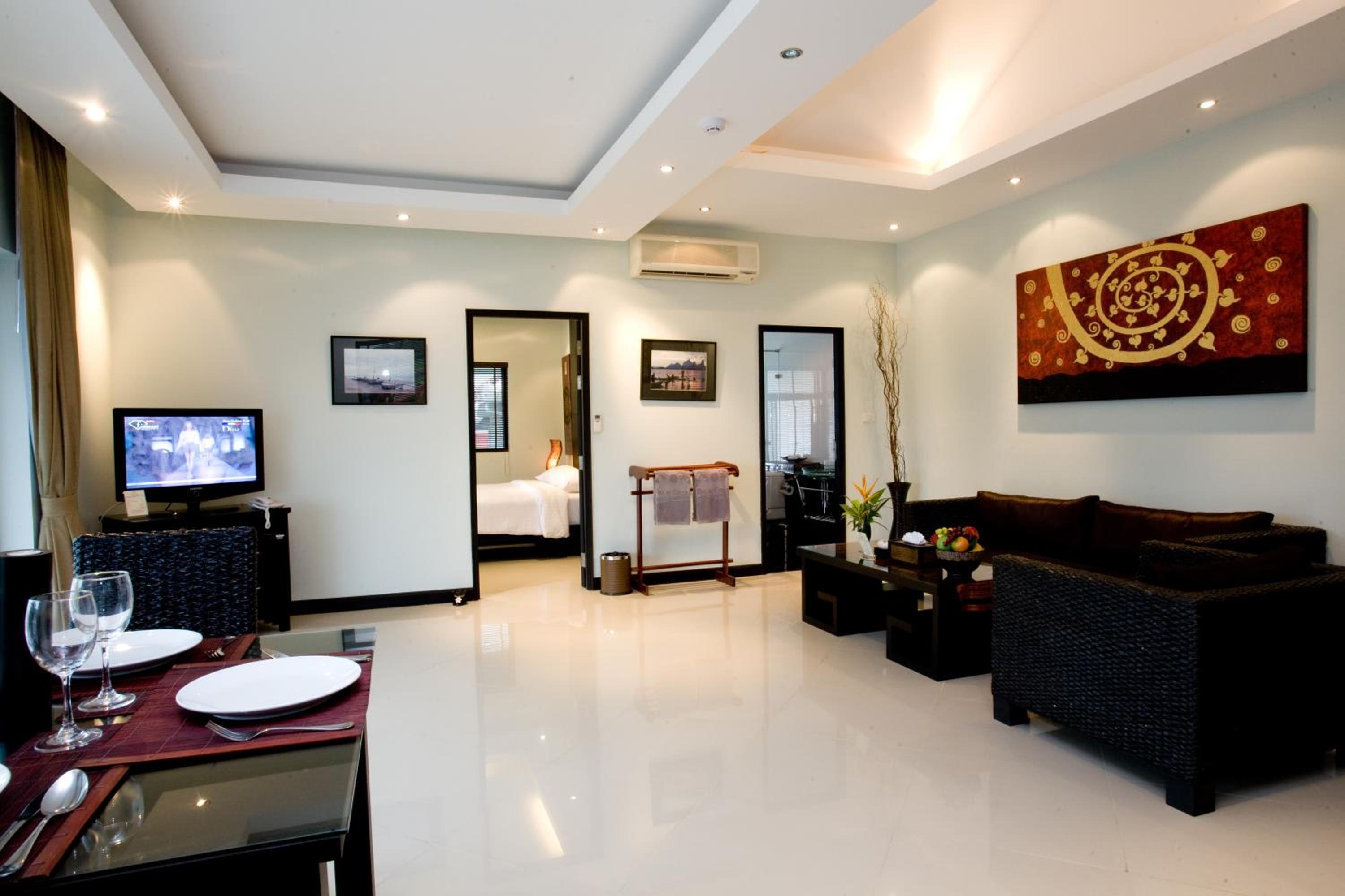 Deluxe One-Bedroom Suite - Photo 6