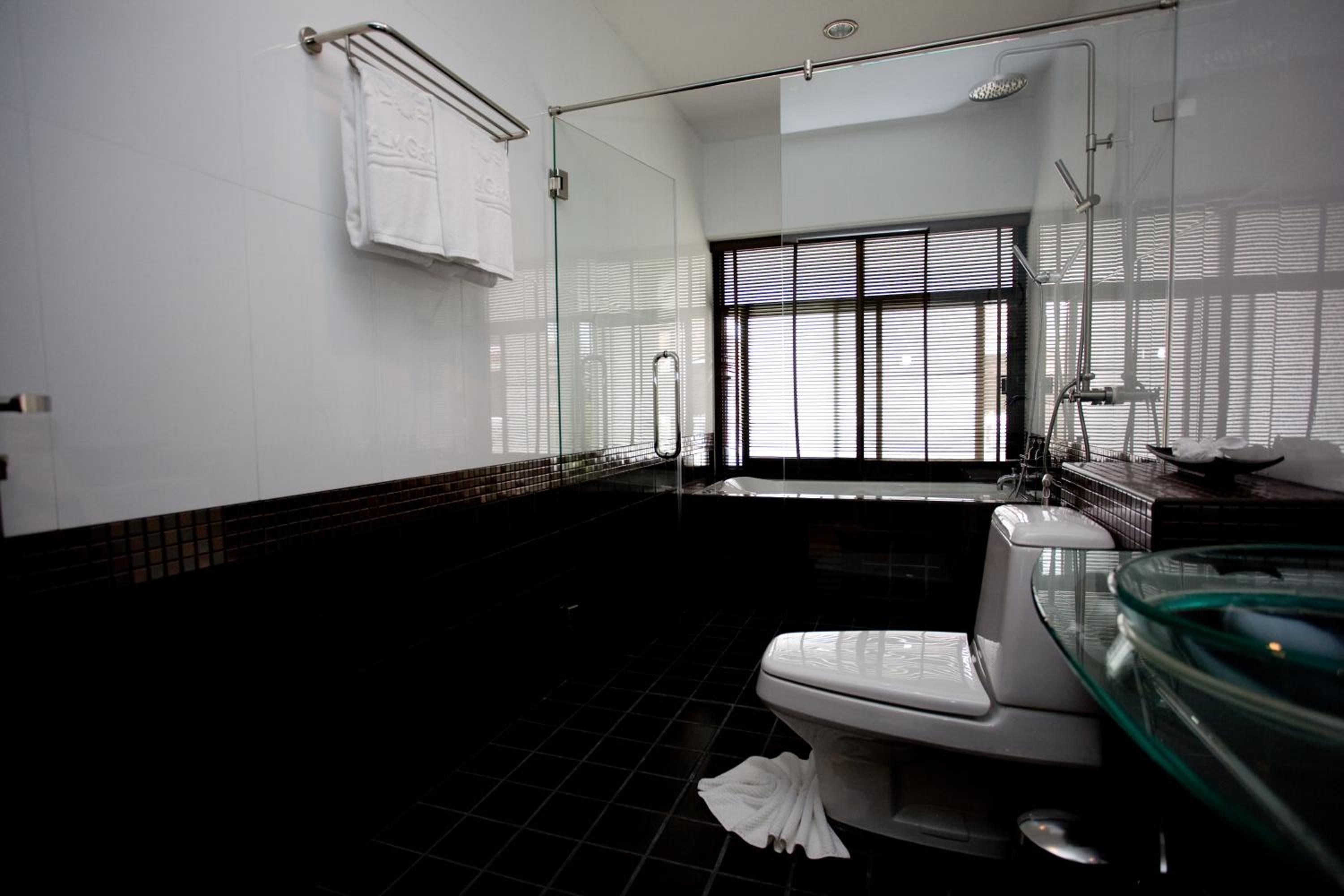 Deluxe One-Bedroom Suite - Photo 3