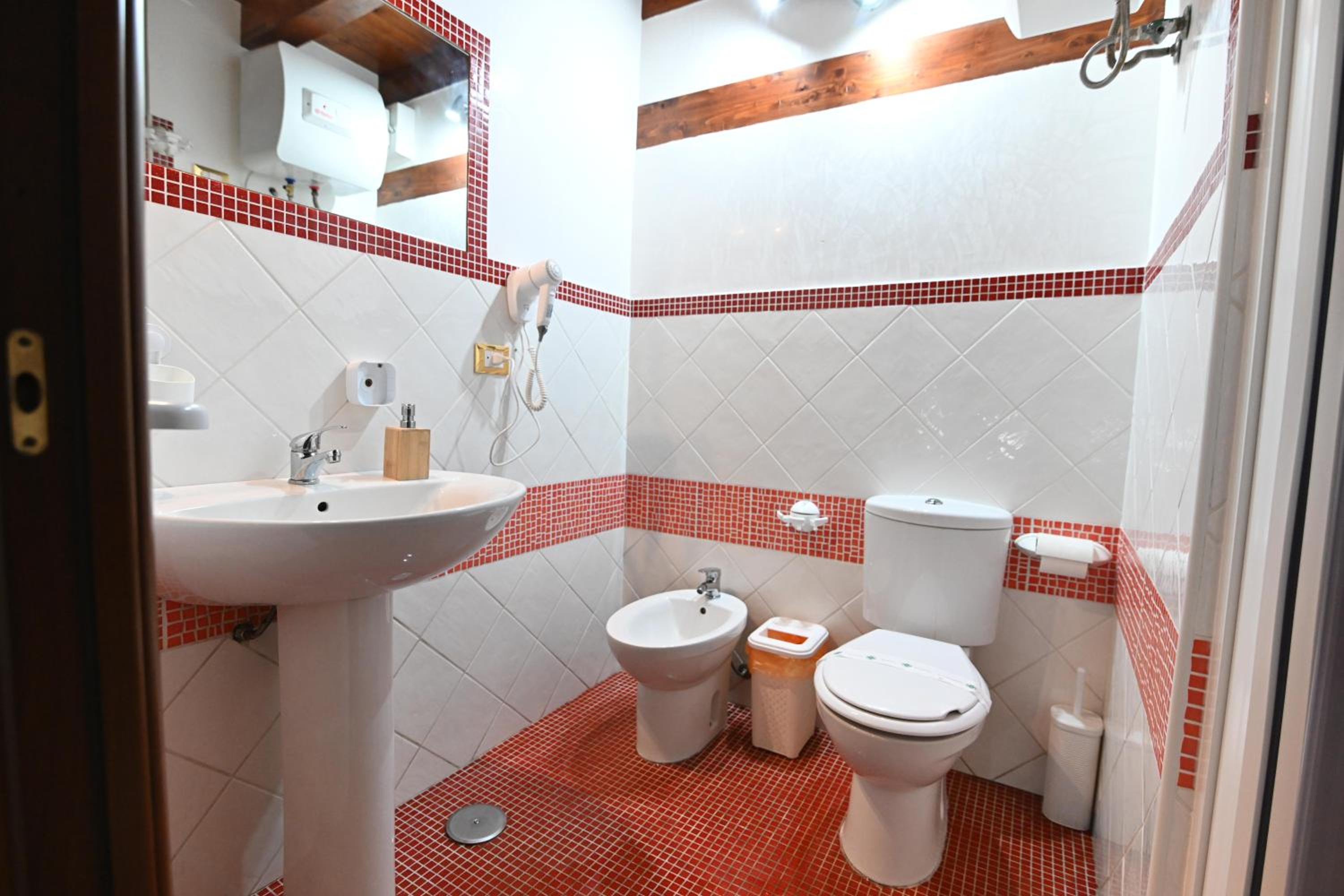 Double Room with Balcony - Photo 19