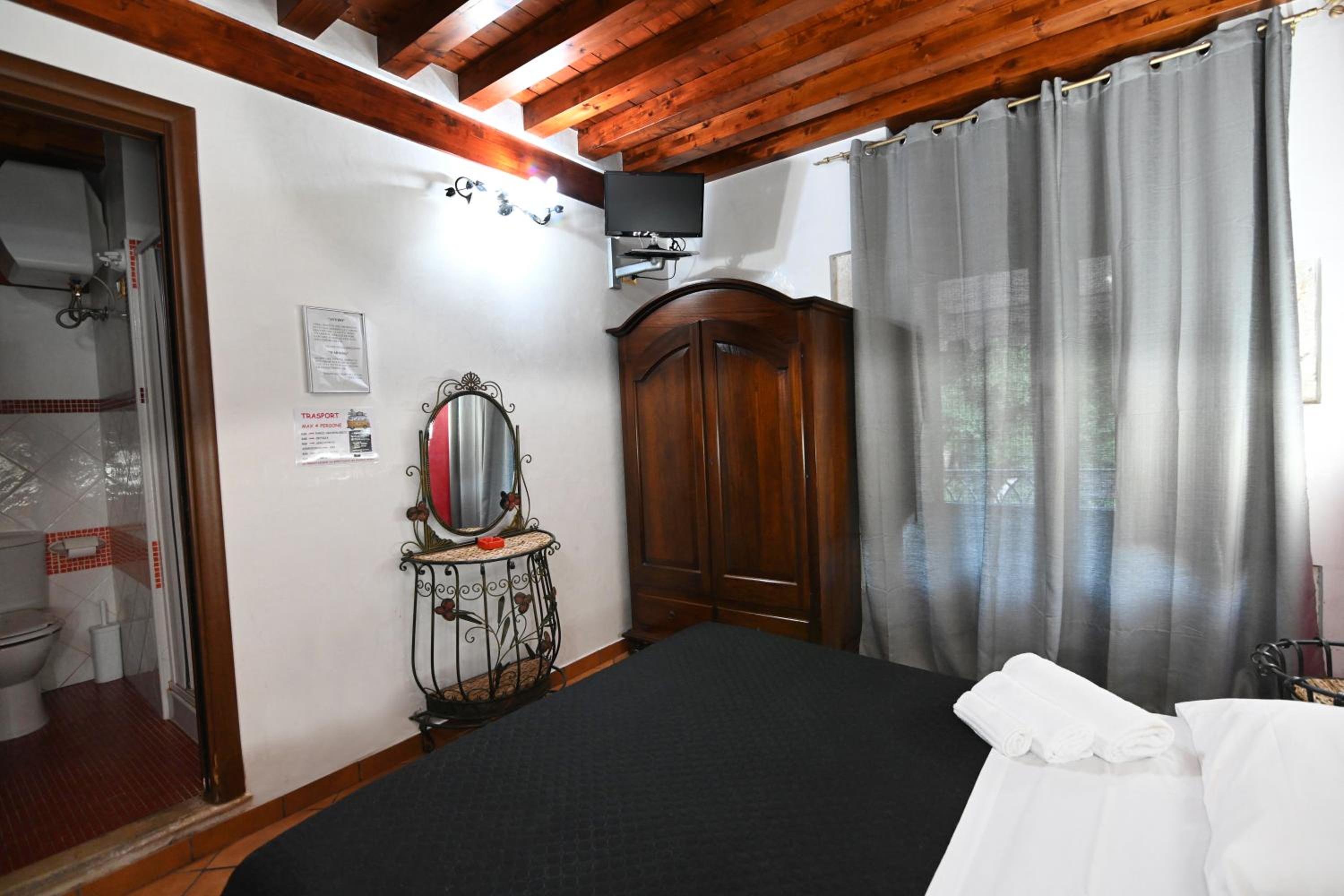 Double Room with Balcony - Photo 18