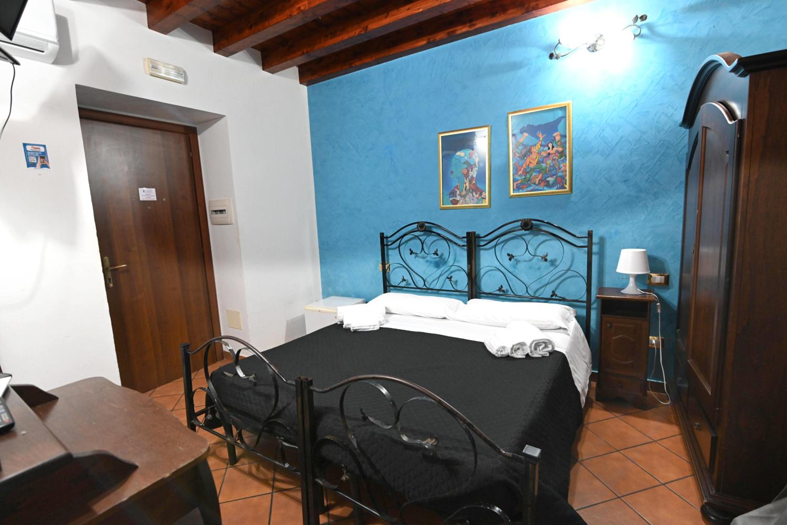 Double Room with Balcony - Photo 35