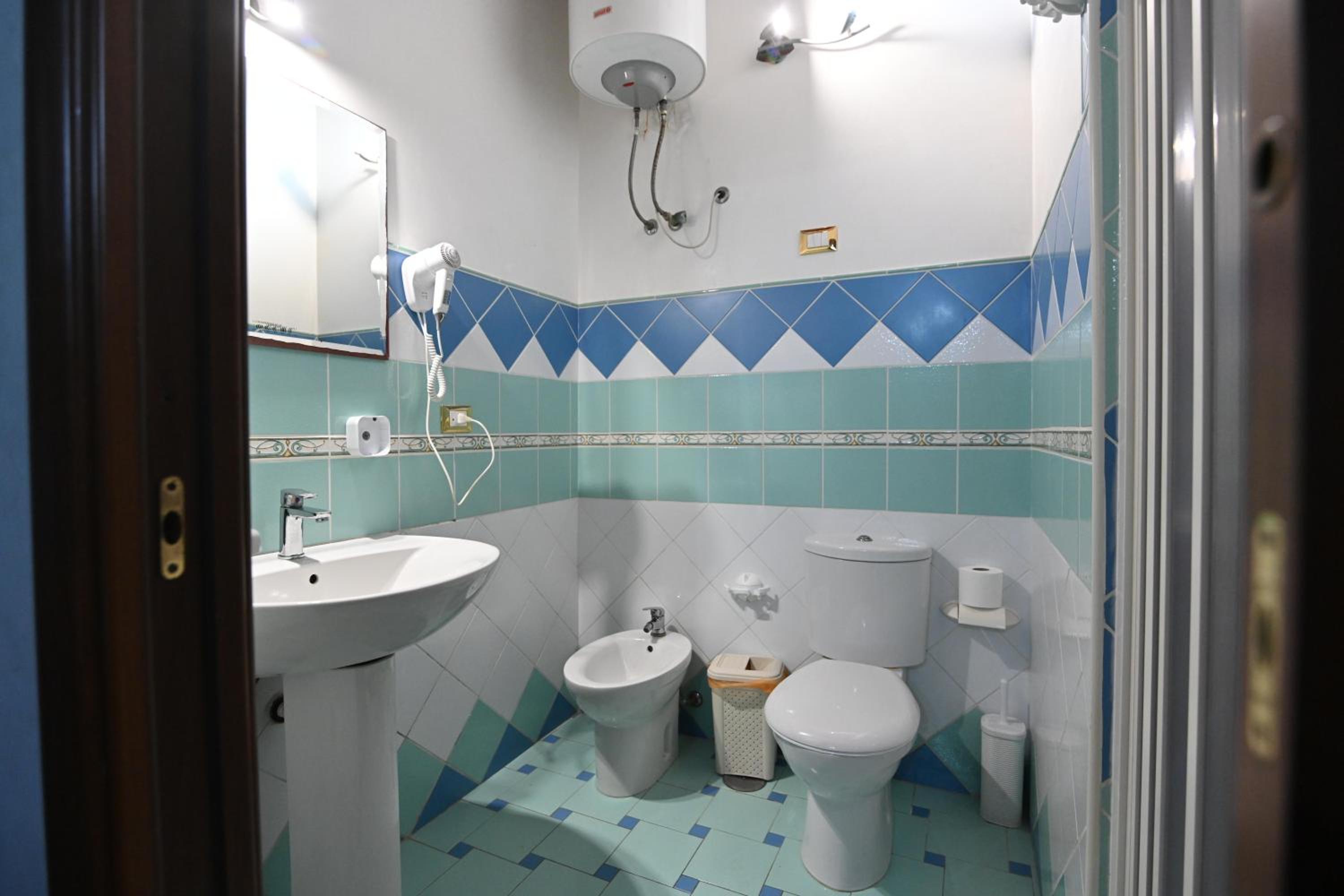 Double Room with Balcony - Photo 36