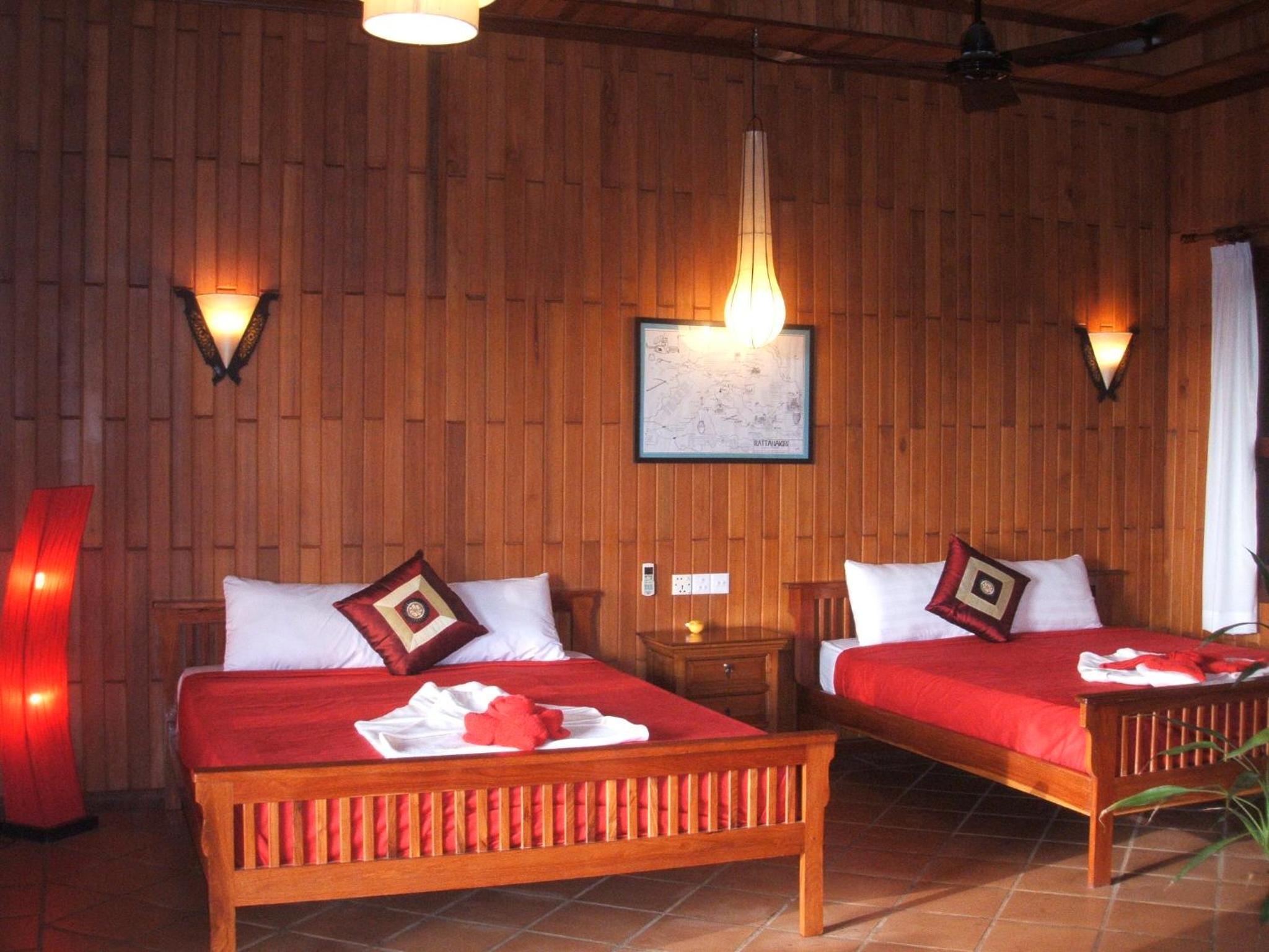 Wooden Family Room - Photo 5