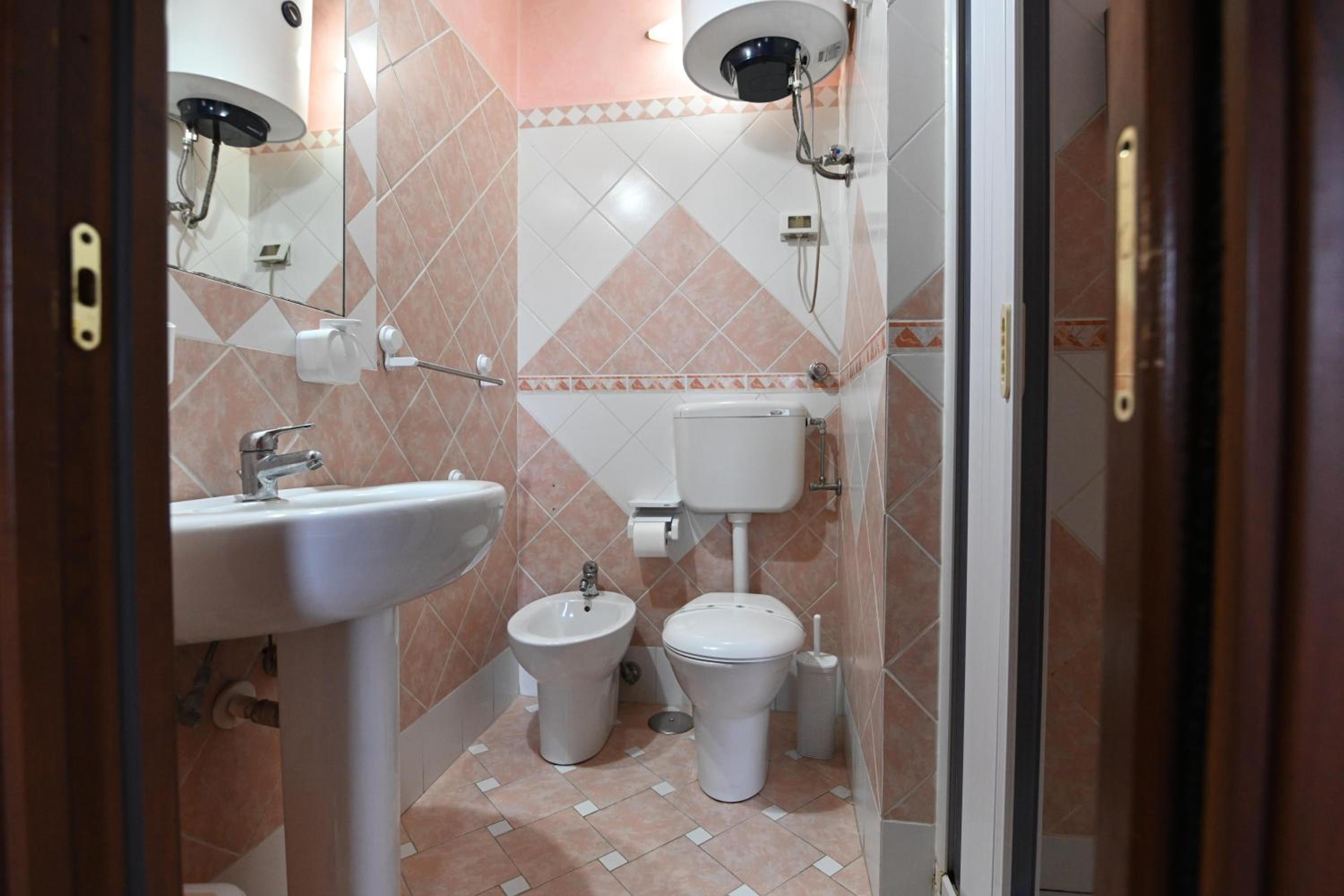 Double Room with Balcony - Photo 7