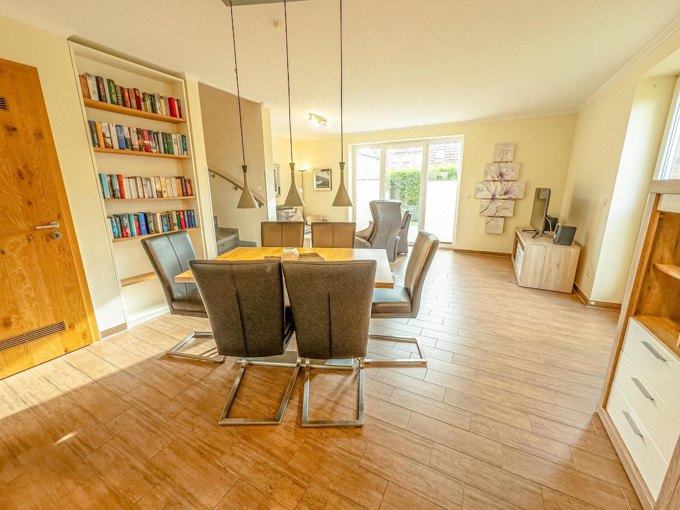 Three-Bedroom House photo 3