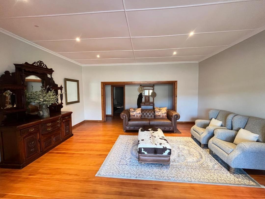Six-Bedroom House photo 2