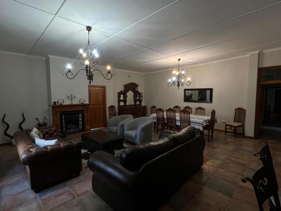 Six-Bedroom House photo 3