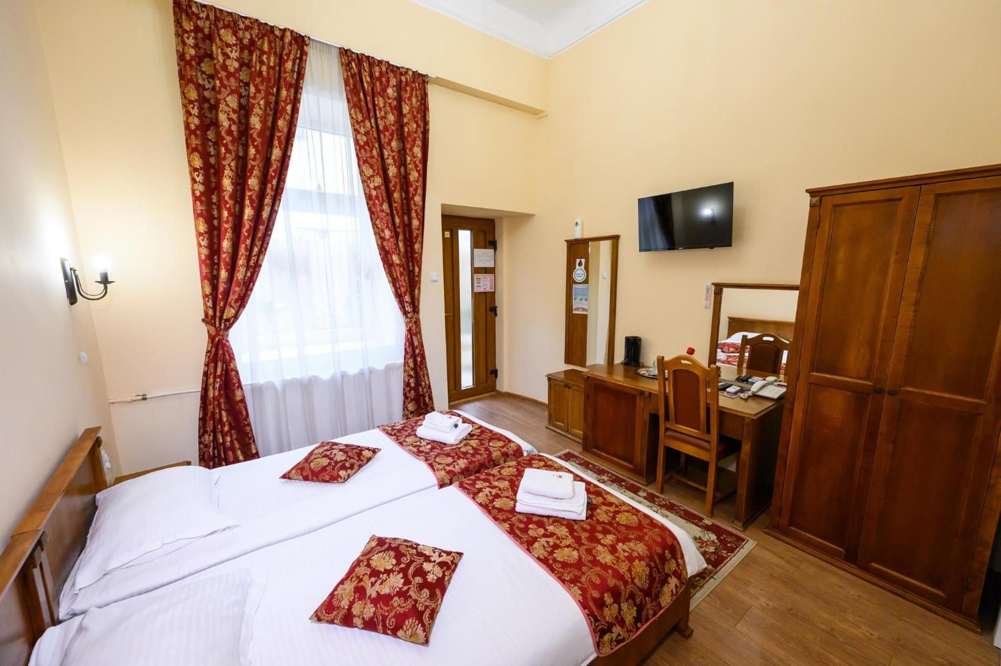 Twin Room - Photo 9