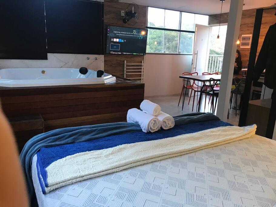 One-Bedroom Apartment with Rooftop Spa Bath