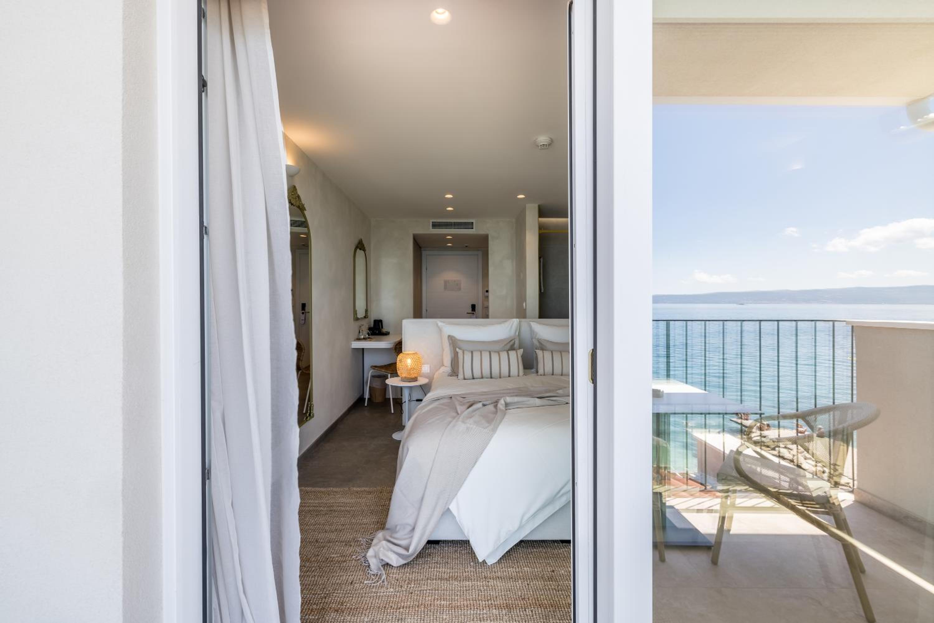 Deluxe Double Room with Balcony and Sea View photo 3