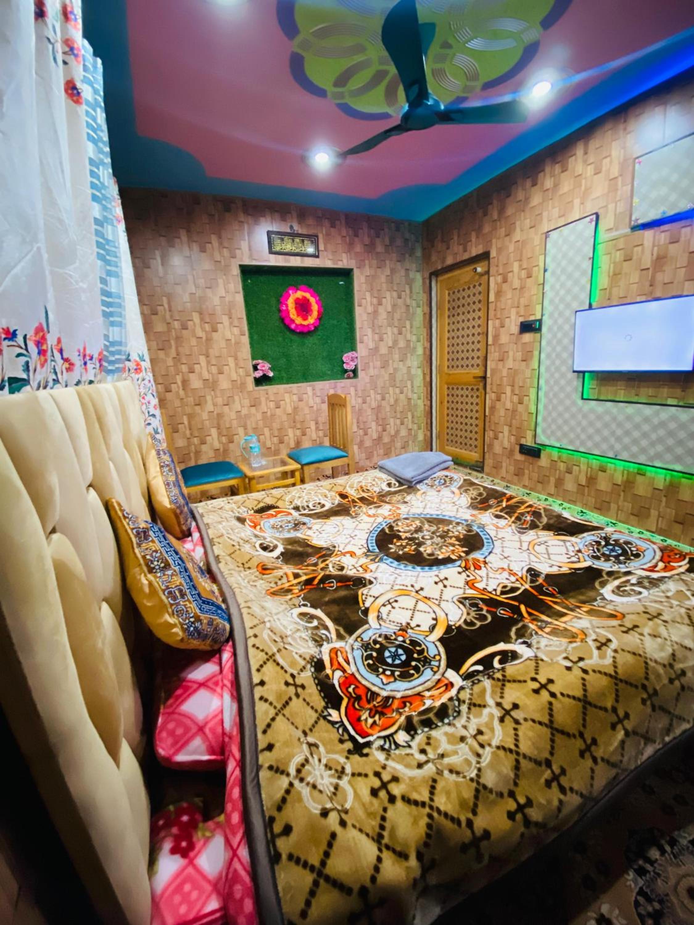 Deluxe Double Room (2 Adults + 1 Child) photo 1
