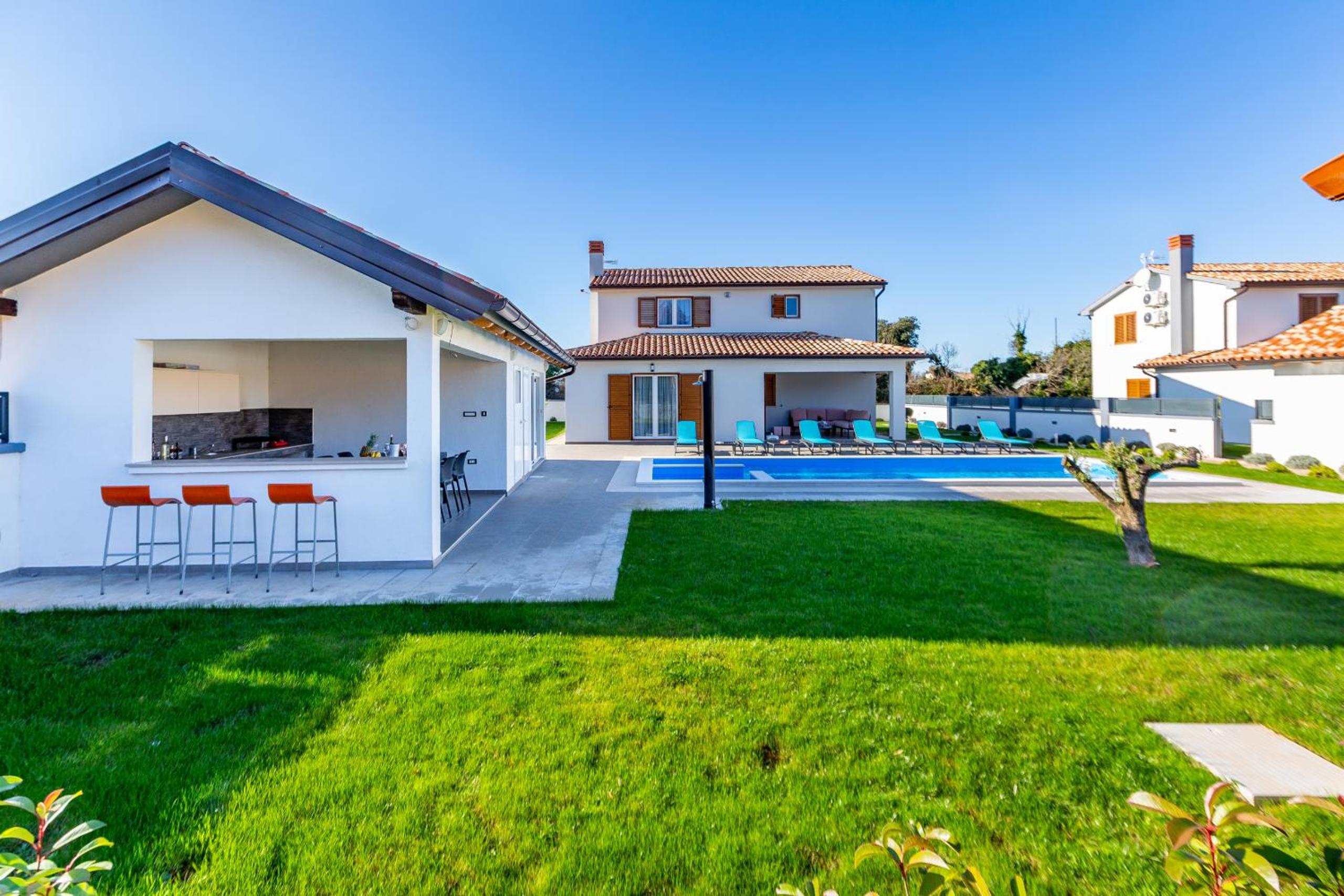 Villa photo 2