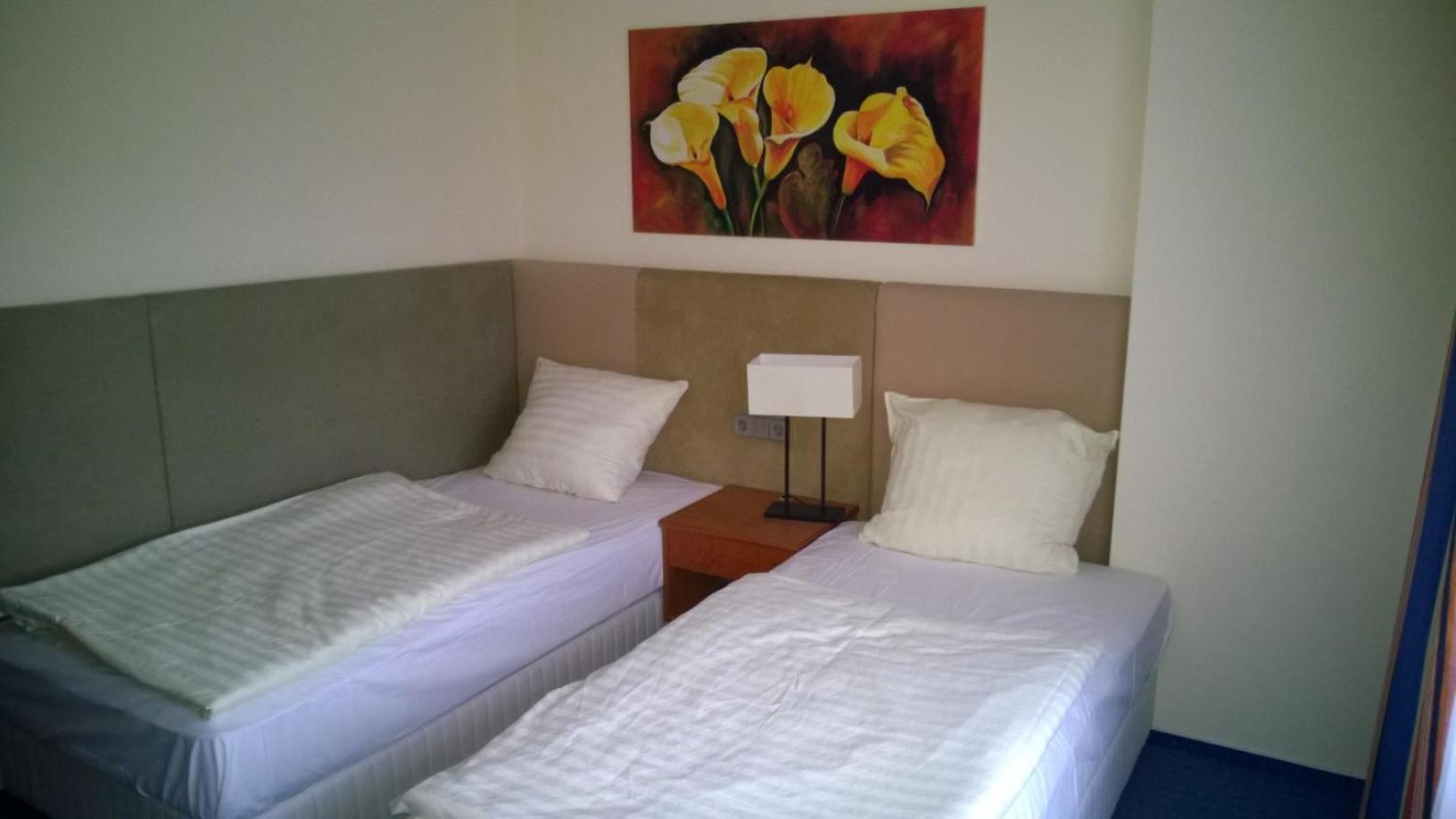 Double Room with Private Bathroom - Photo 3
